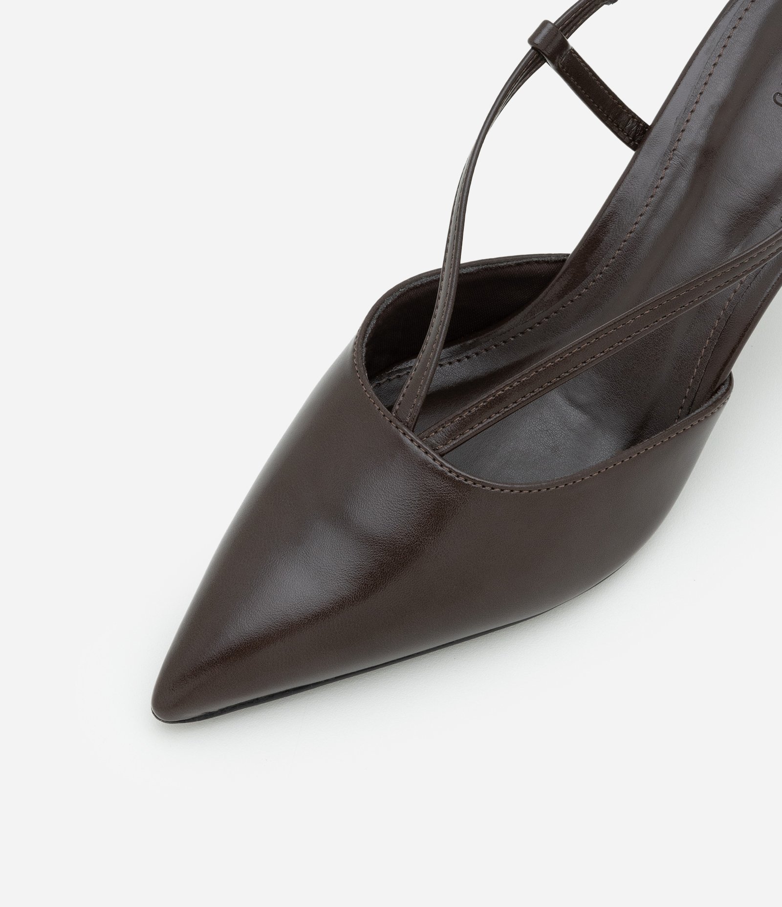 Sapato Scarpin em PU com 2 Tiras Formato em V Marrom Escuro 5