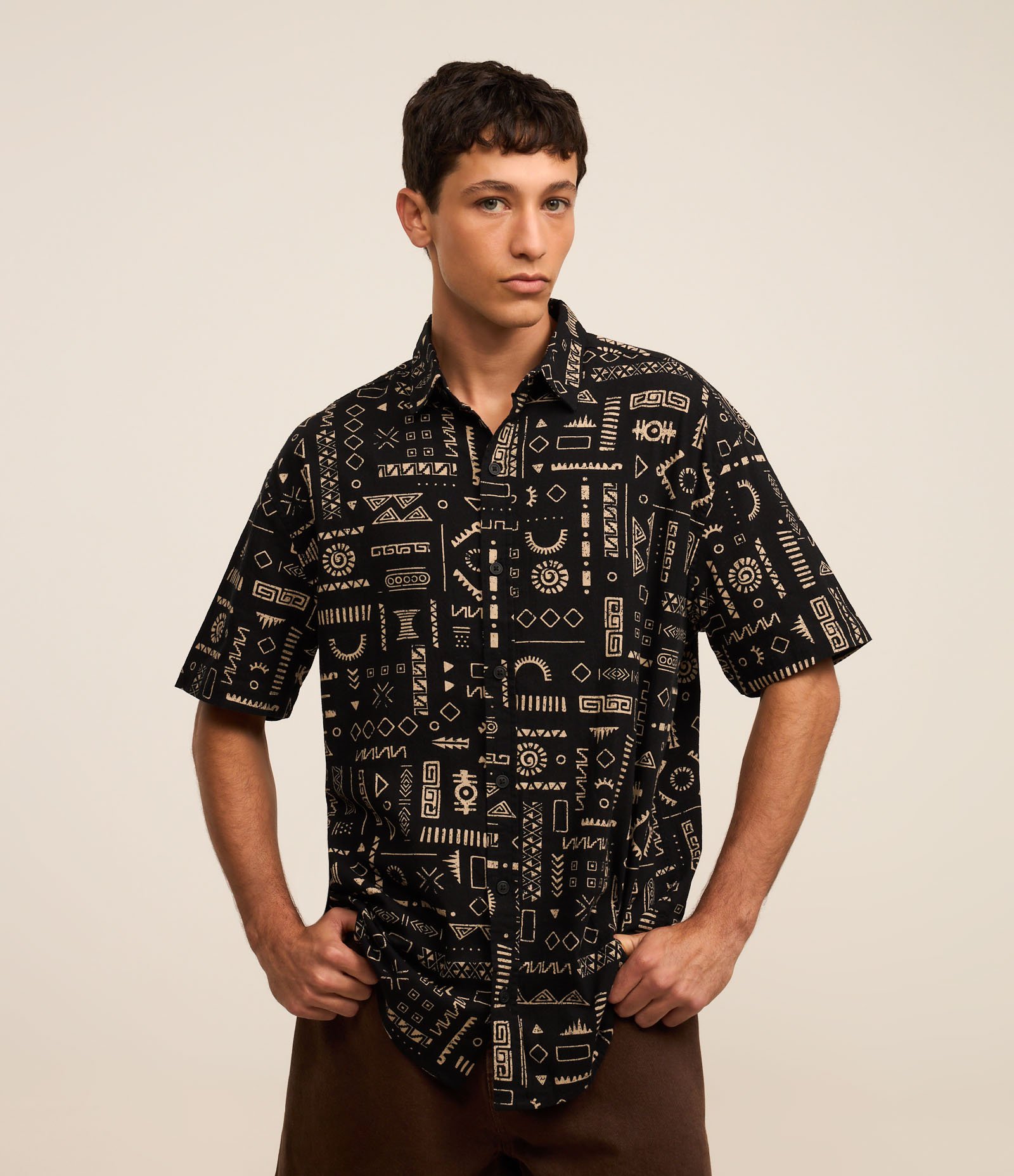 Camisa Relaxed em Algodão Texturizada com Estampa Rustica Preto/Branco 1