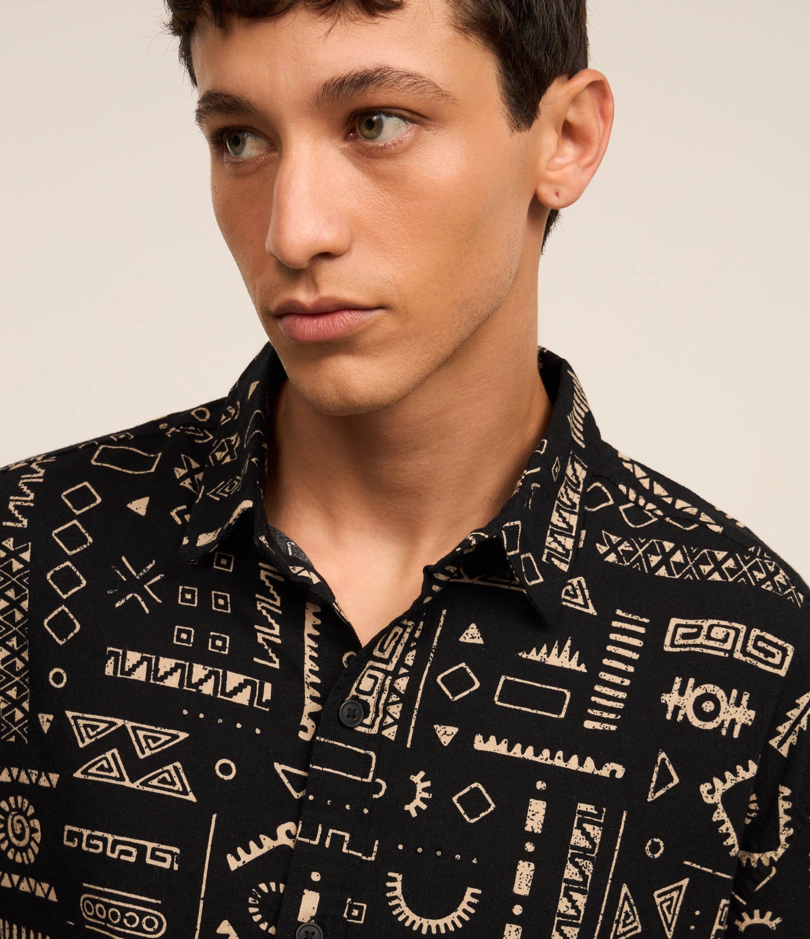 Camisa Relaxed em Algodão Texturizada com Estampa Rustica Preto/Branco 4