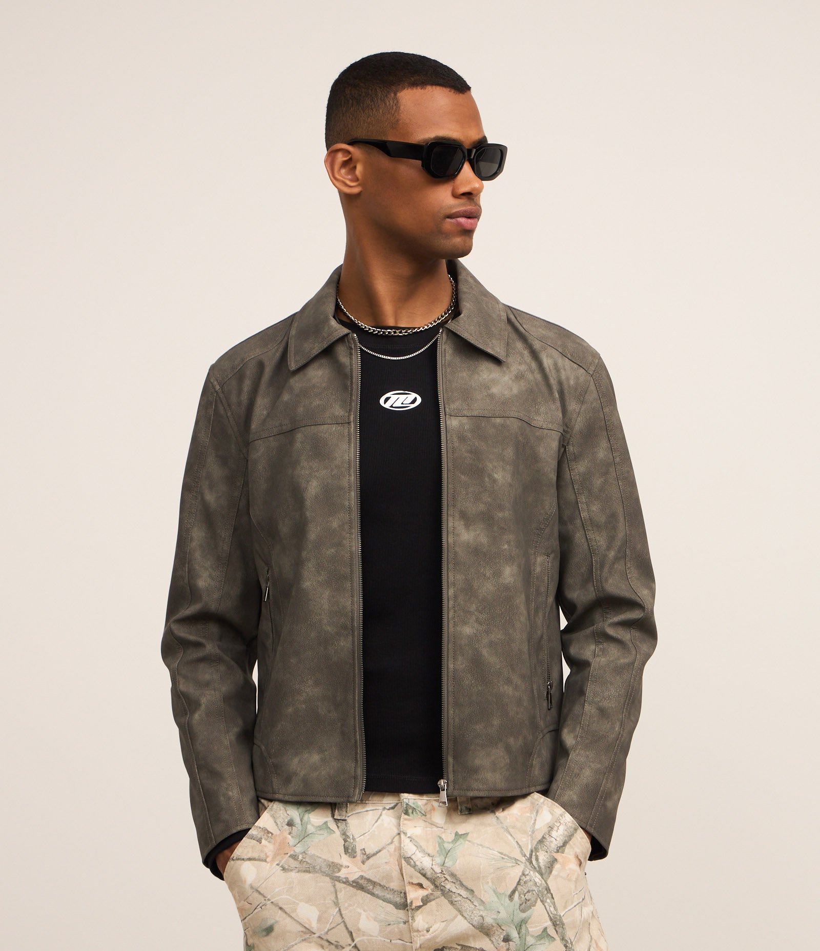 Jaqueta em Material Sintético com Recortes e Estampa Manchada Verde 1