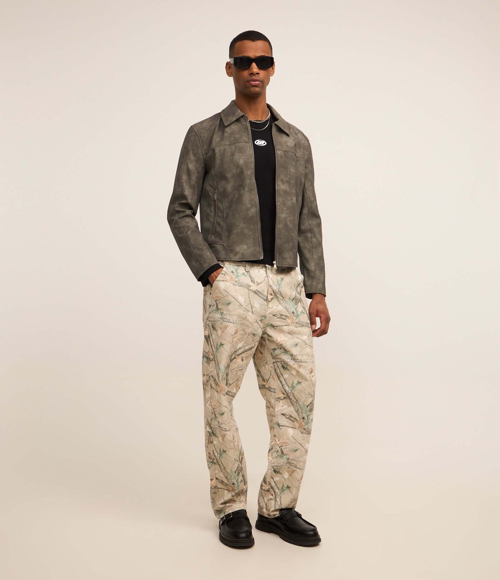 Jaqueta em Material Sintético com Recortes e Estampa Manchada Verde 2