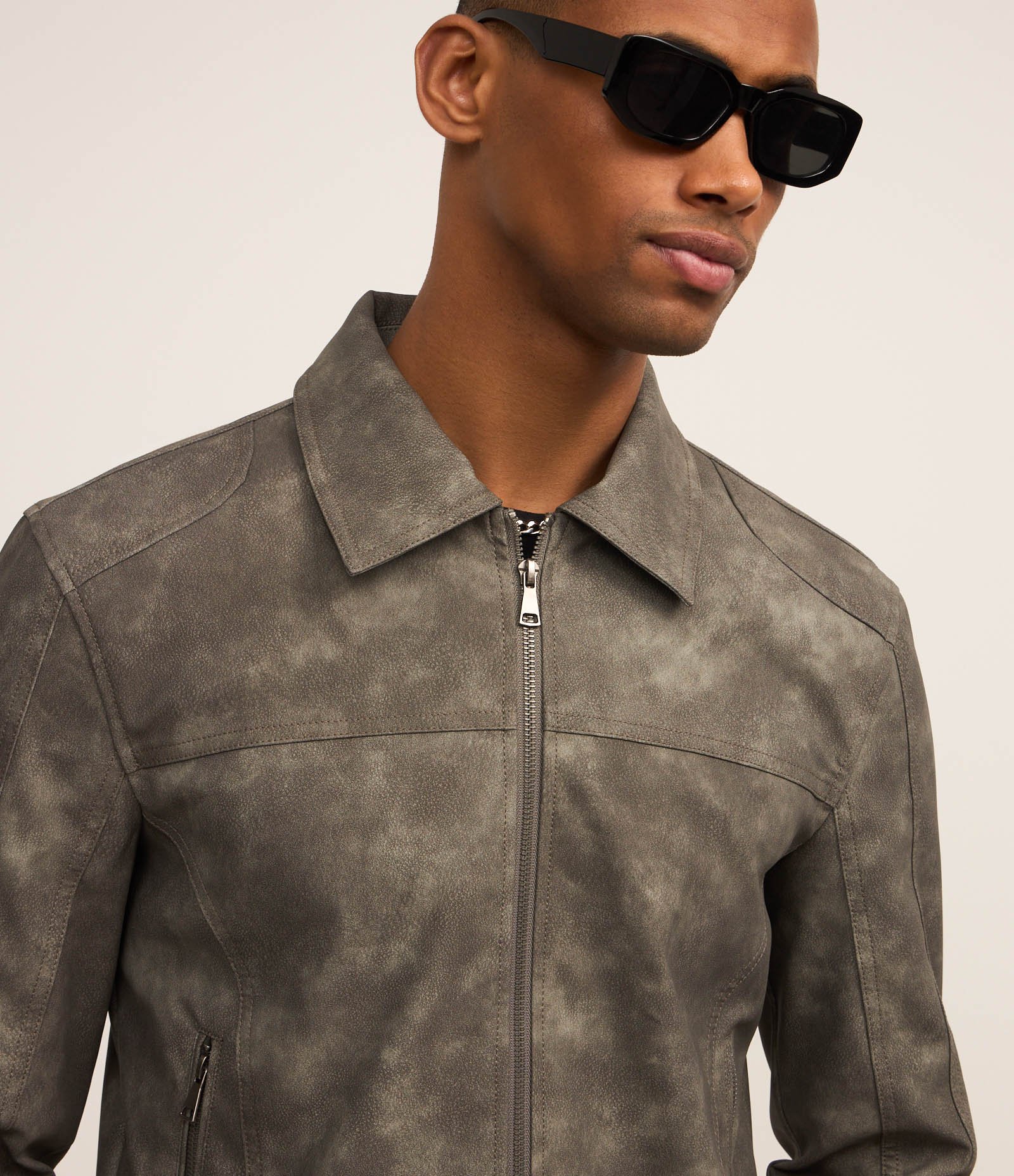 Jaqueta em Material Sintético com Recortes e Estampa Manchada Verde 3