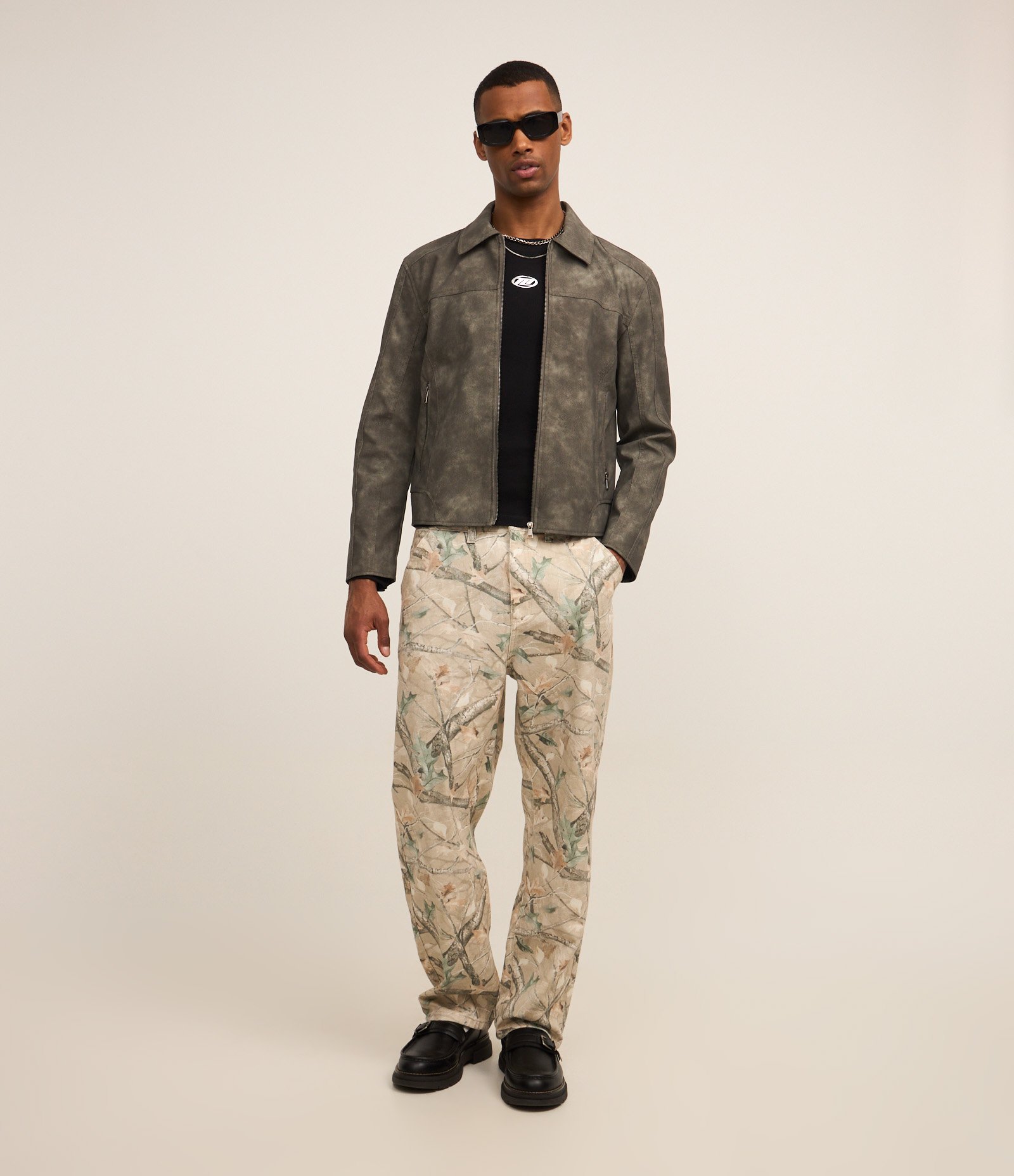 Jaqueta em Material Sintético com Recortes e Estampa Manchada Verde 4