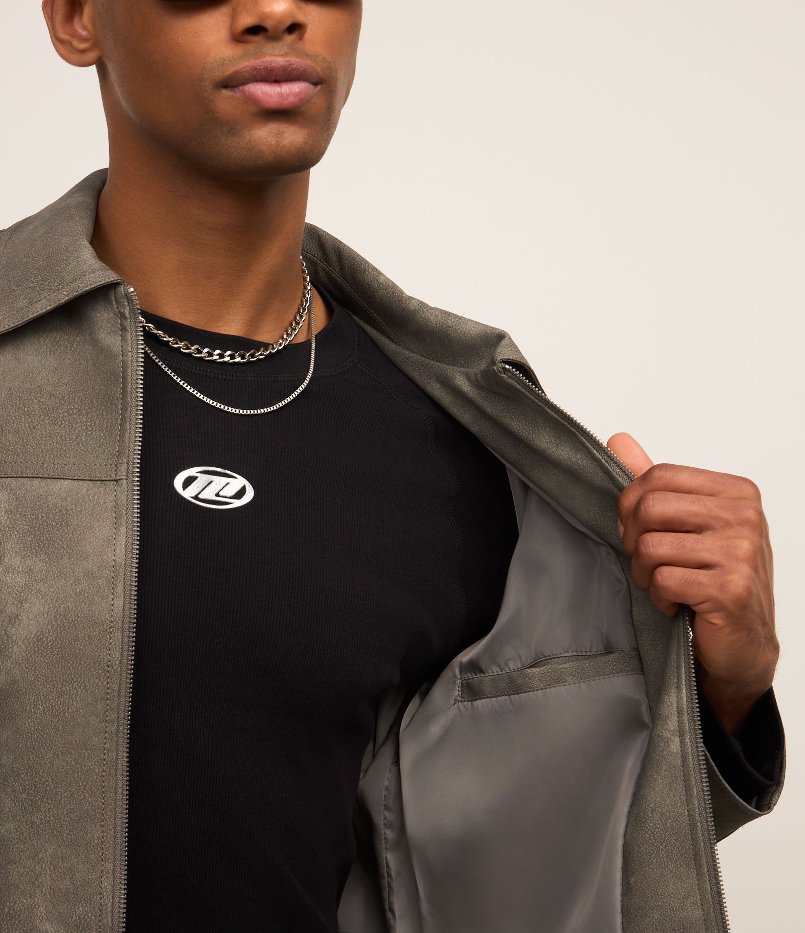 Jaqueta em Material Sintético com Recortes e Estampa Manchada Verde 5