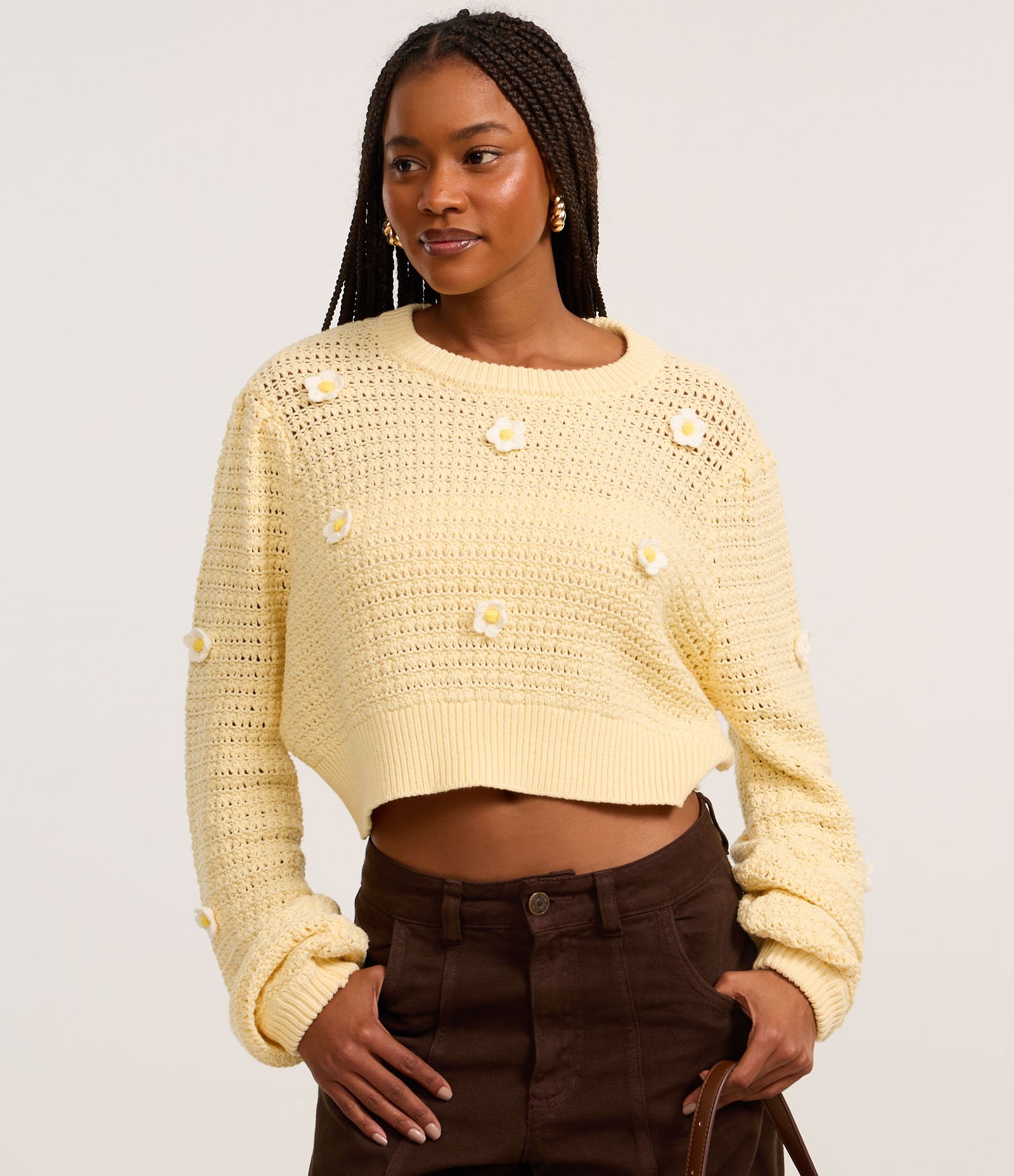 Suéter Cropped em Tricô com Ponto Aberto e Bordado de Flor Amarelo 3