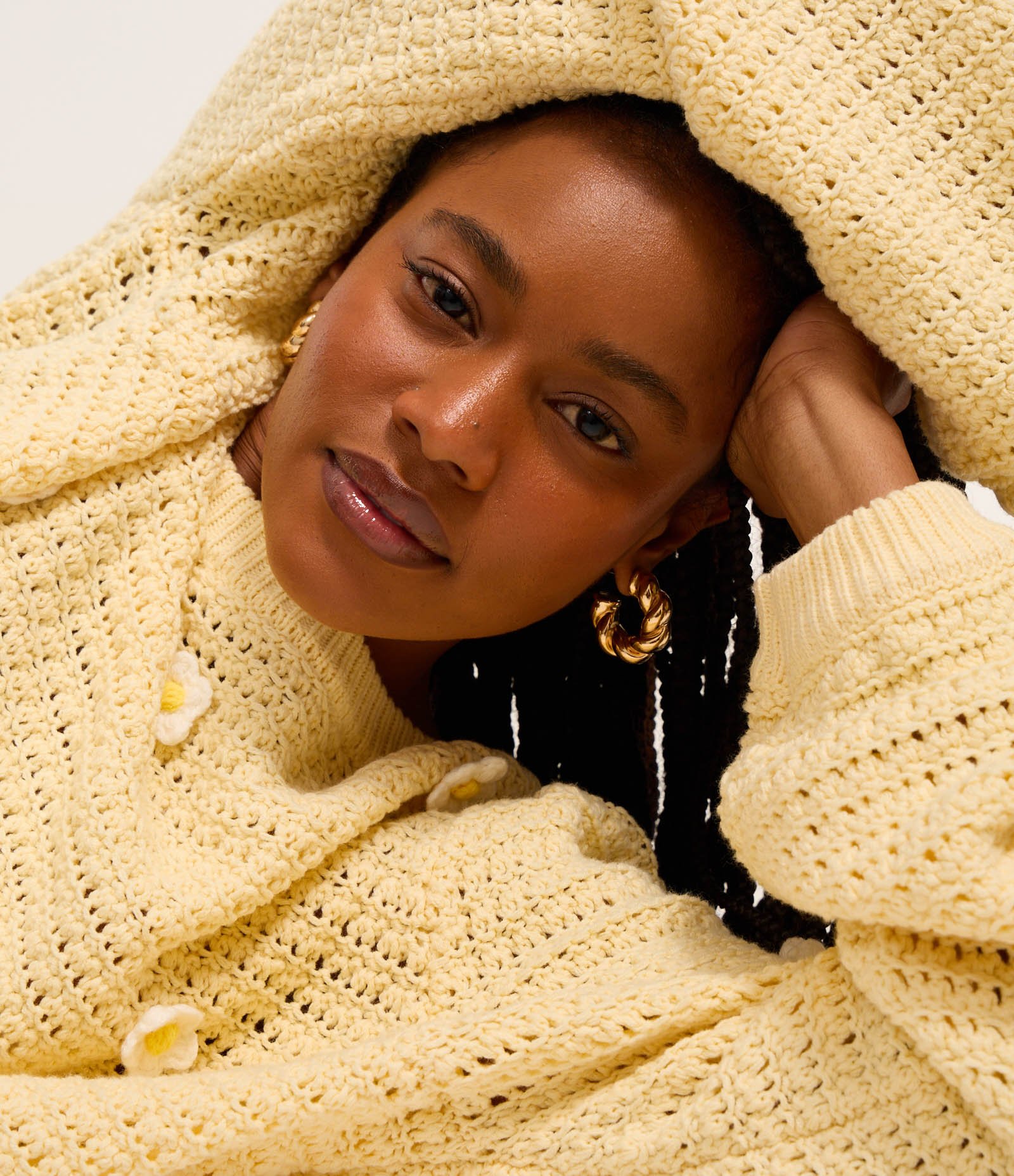 Suéter Cropped em Tricô com Ponto Aberto e Bordado de Flor Amarelo 4