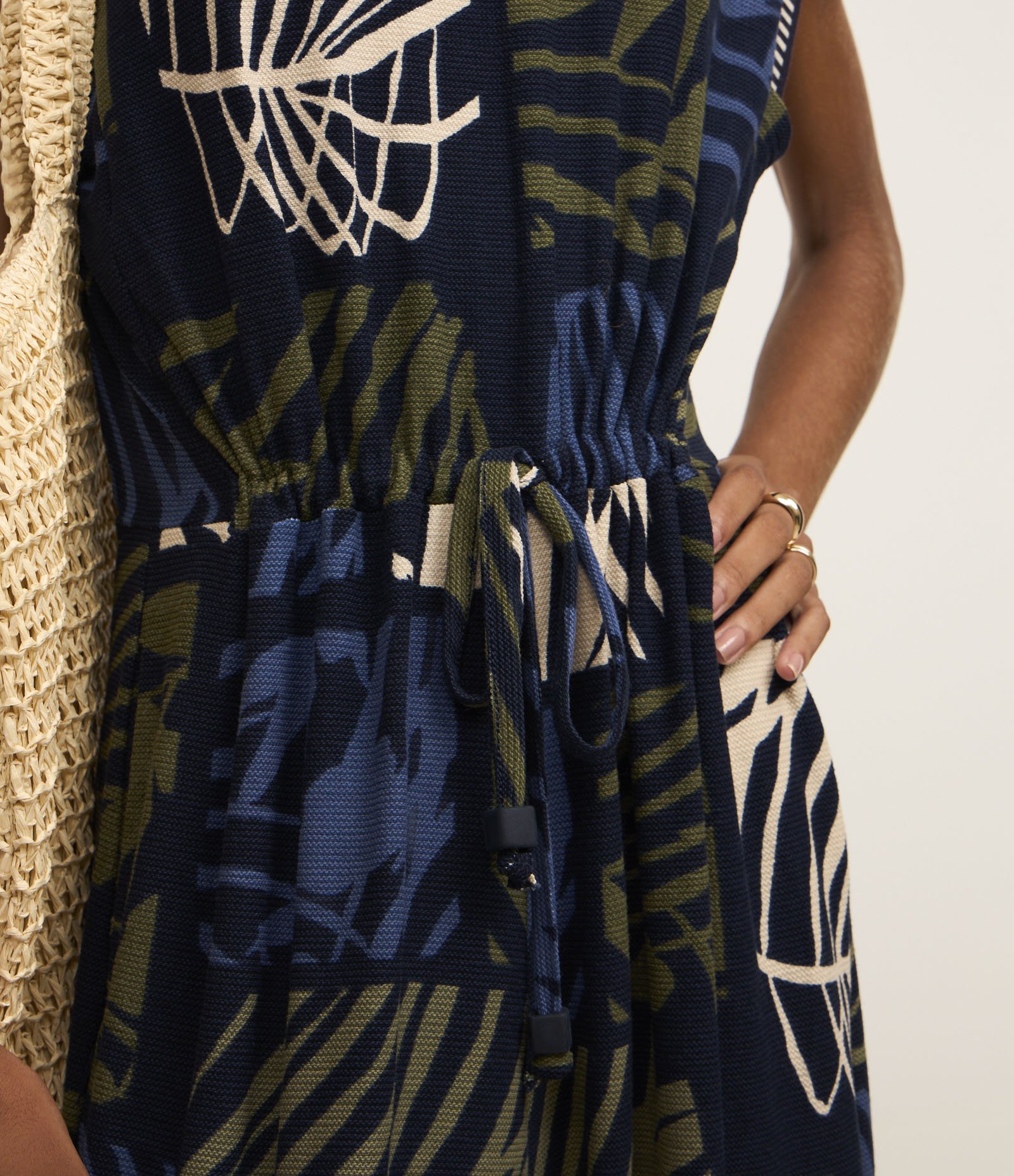 Macacão em Viscose com Estampa de Folhagem e Gola Careca Multicores 3