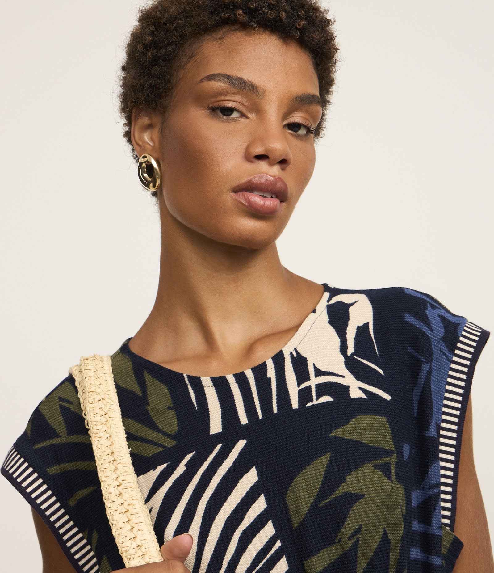 Macacão em Viscose com Estampa de Folhagem e Gola Careca Multicores 4