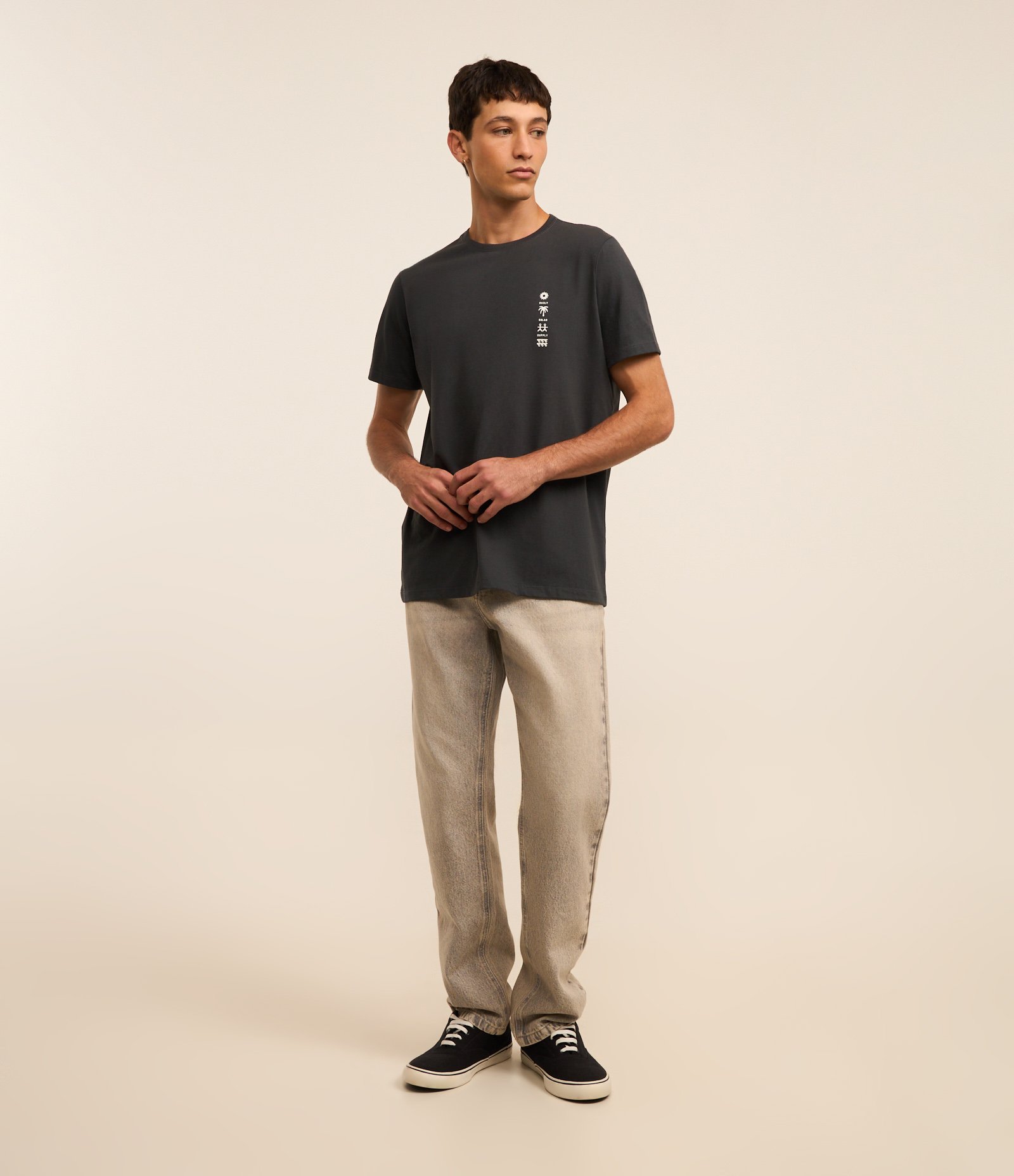Camiseta Regular em Algodão com Estampa Minimalista Cinza 2
