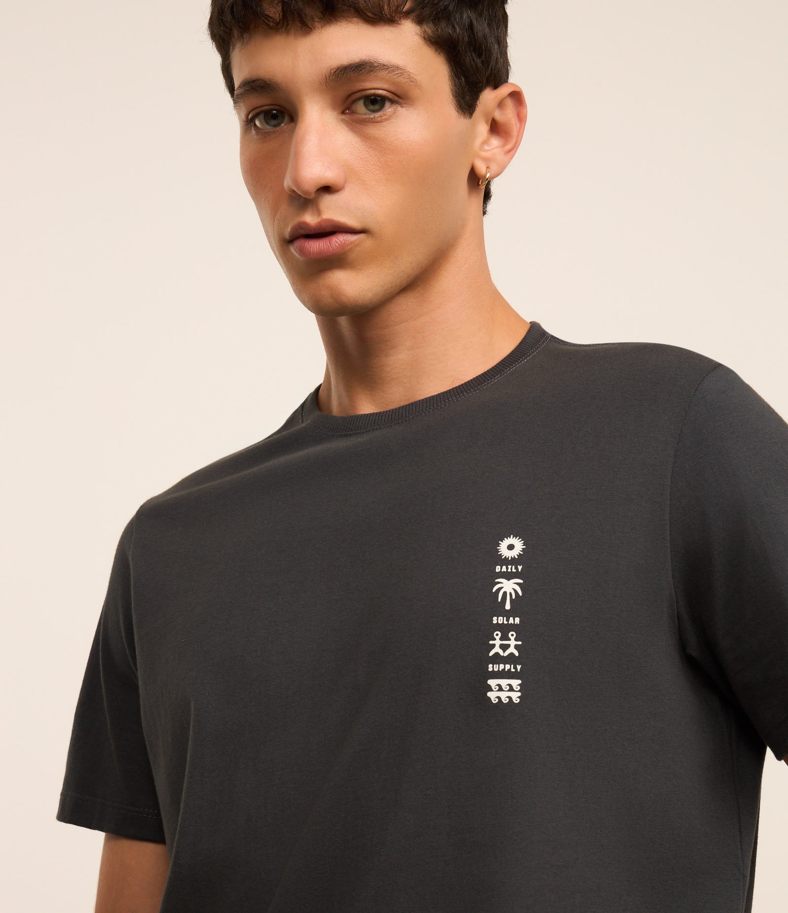 Camiseta Regular em Algodão com Estampa Minimalista Cinza 3
