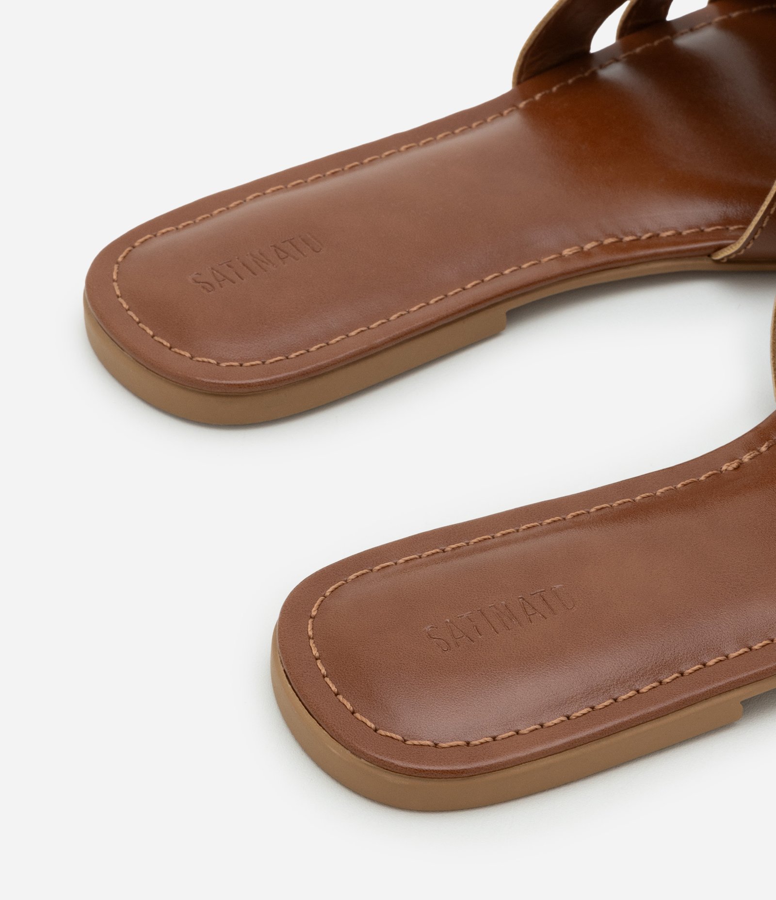 Sandália Rasteira em PU Flat Mule com Enfeite Aplicado Marrom Caramelo 3
