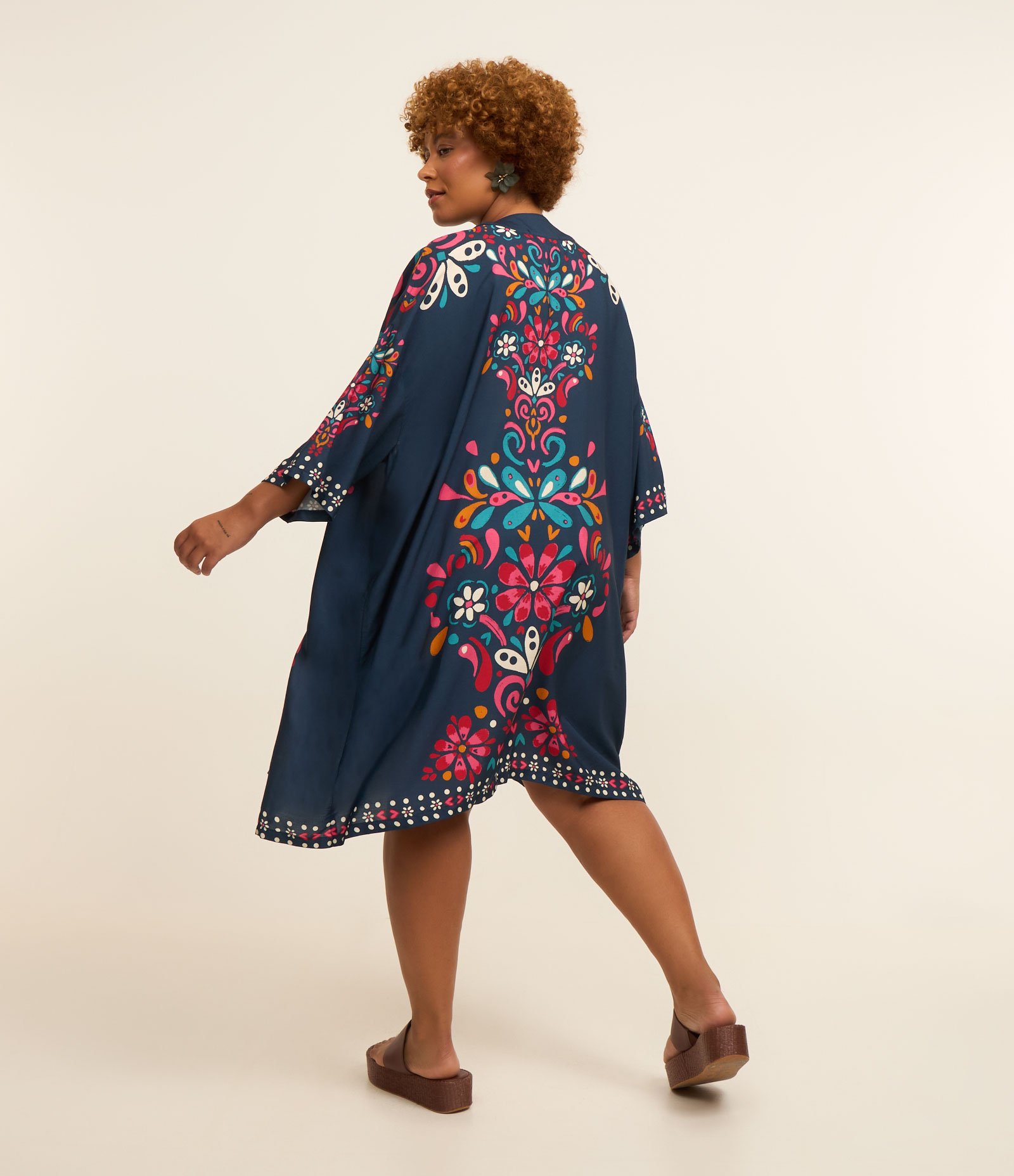 Kimono Alongado em Viscose Estampa Solar Curve & Plus Size Azul 3