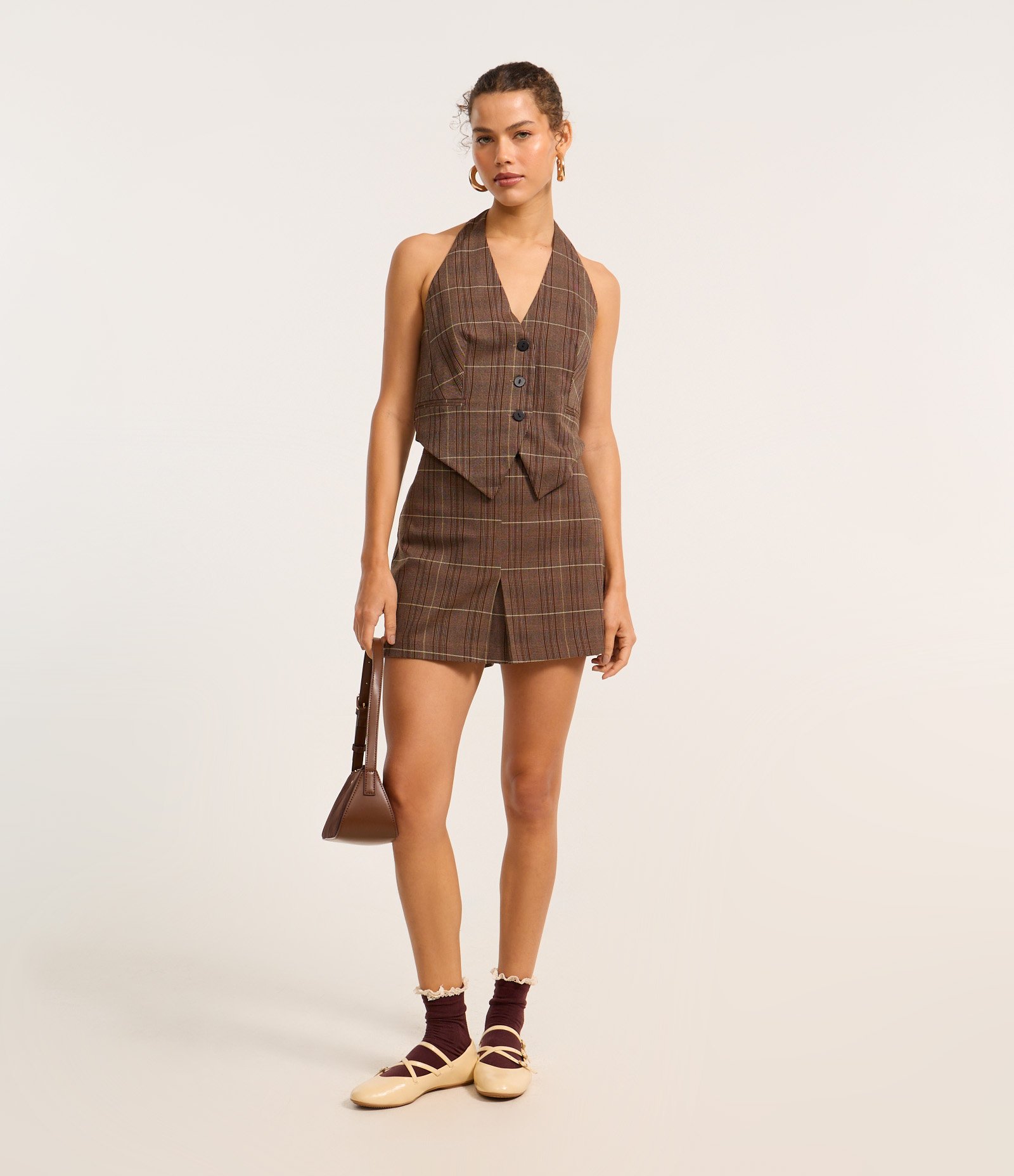 Short Saia Curto em Alfaiataria Xadrez e Fenda Frontal Marrom 1