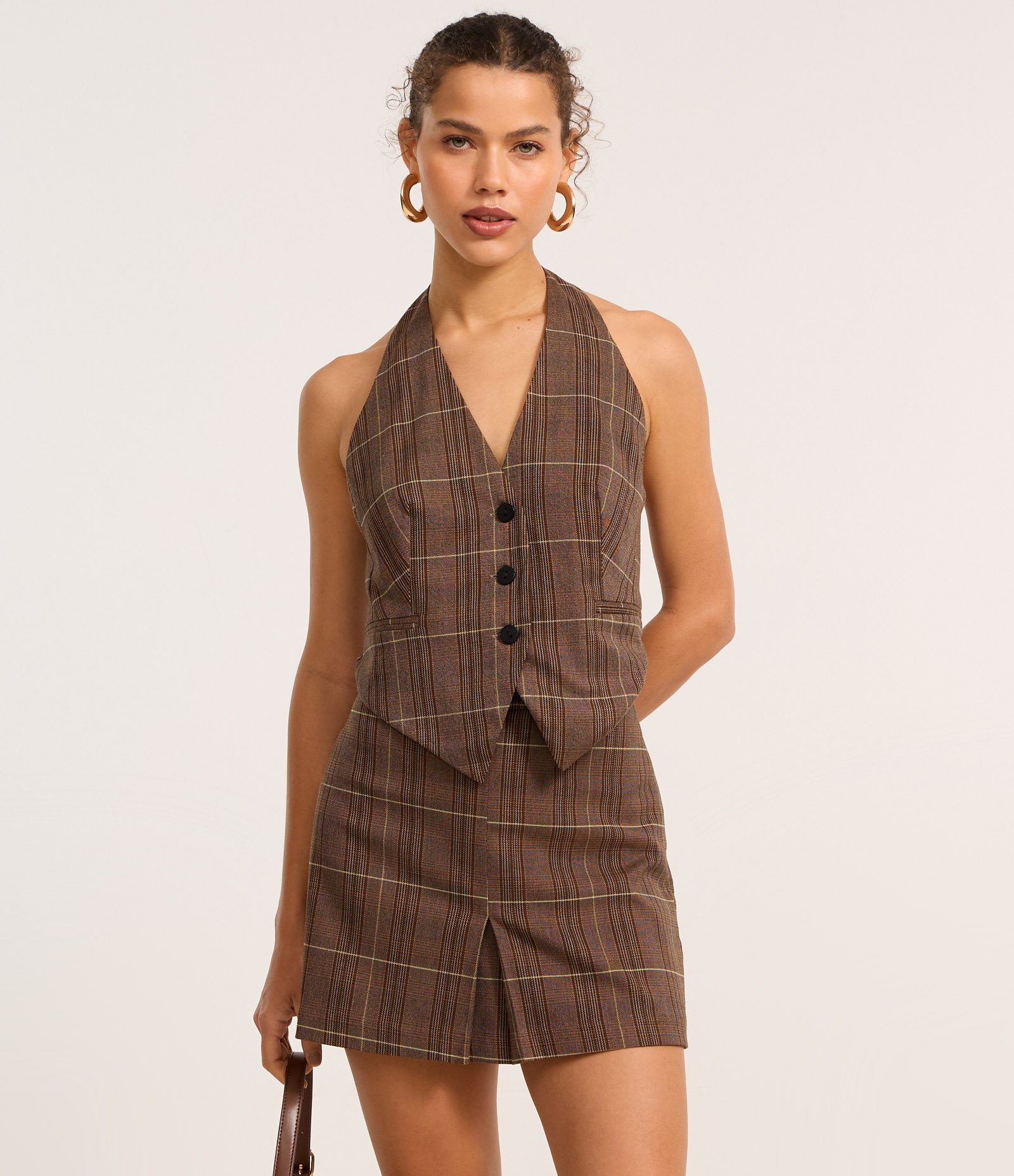 Short Saia Curto em Alfaiataria Xadrez e Fenda Frontal Marrom 2