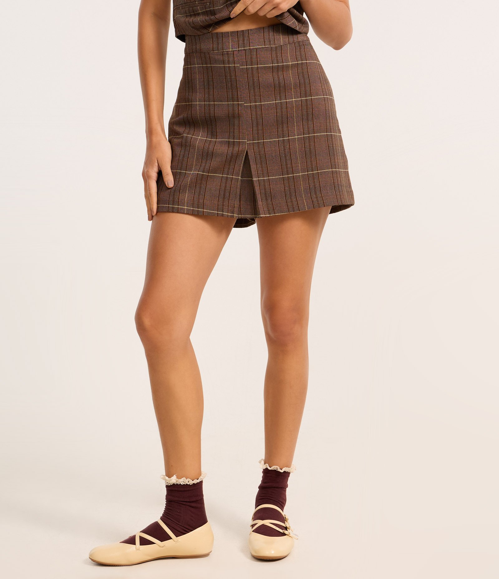 Short Saia Curto em Alfaiataria Xadrez e Fenda Frontal Marrom 3