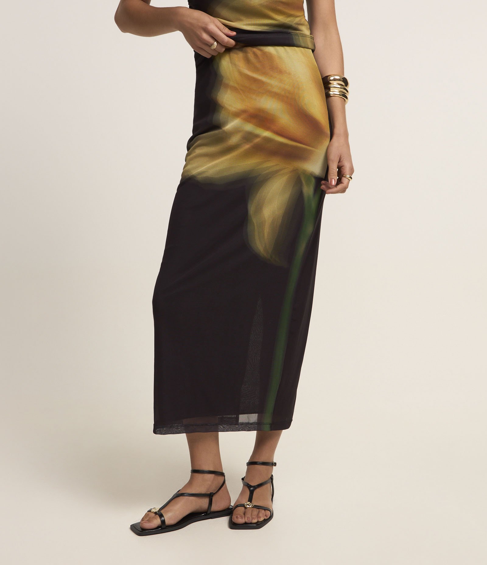 Saia Midi com Tule e Estampa de Flor Narcissus Preto 3