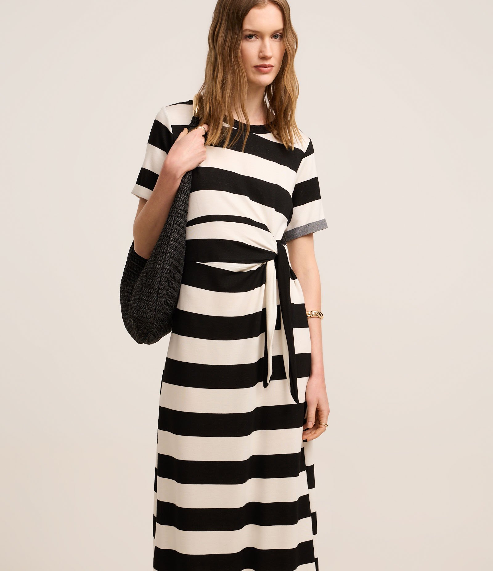 Vestido Midi em Viscose com Estampa de Listras e Amarração na Lateral Preto/Branco 2