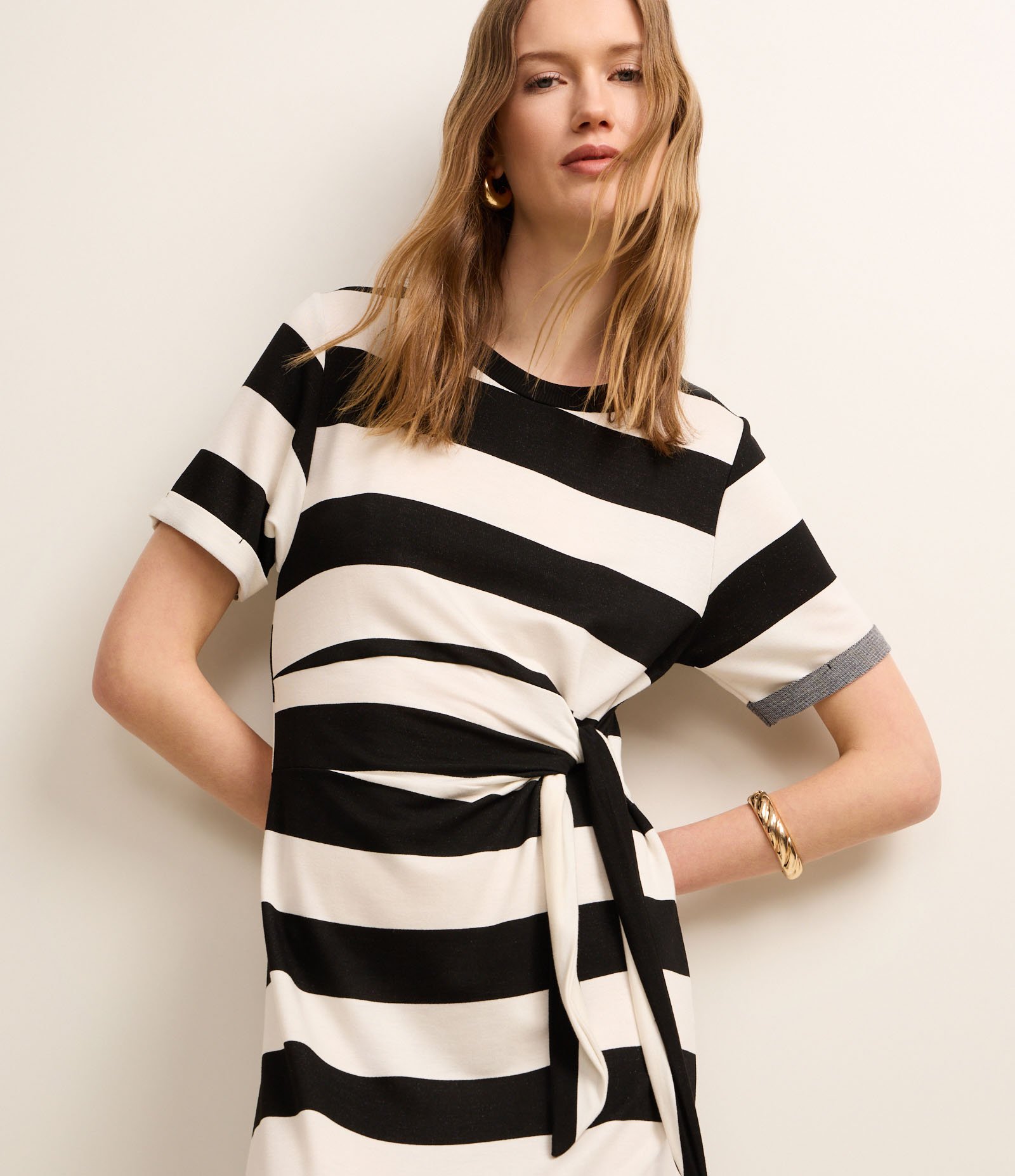 Vestido Midi em Viscose com Estampa de Listras e Amarração na Lateral Preto/Branco 6