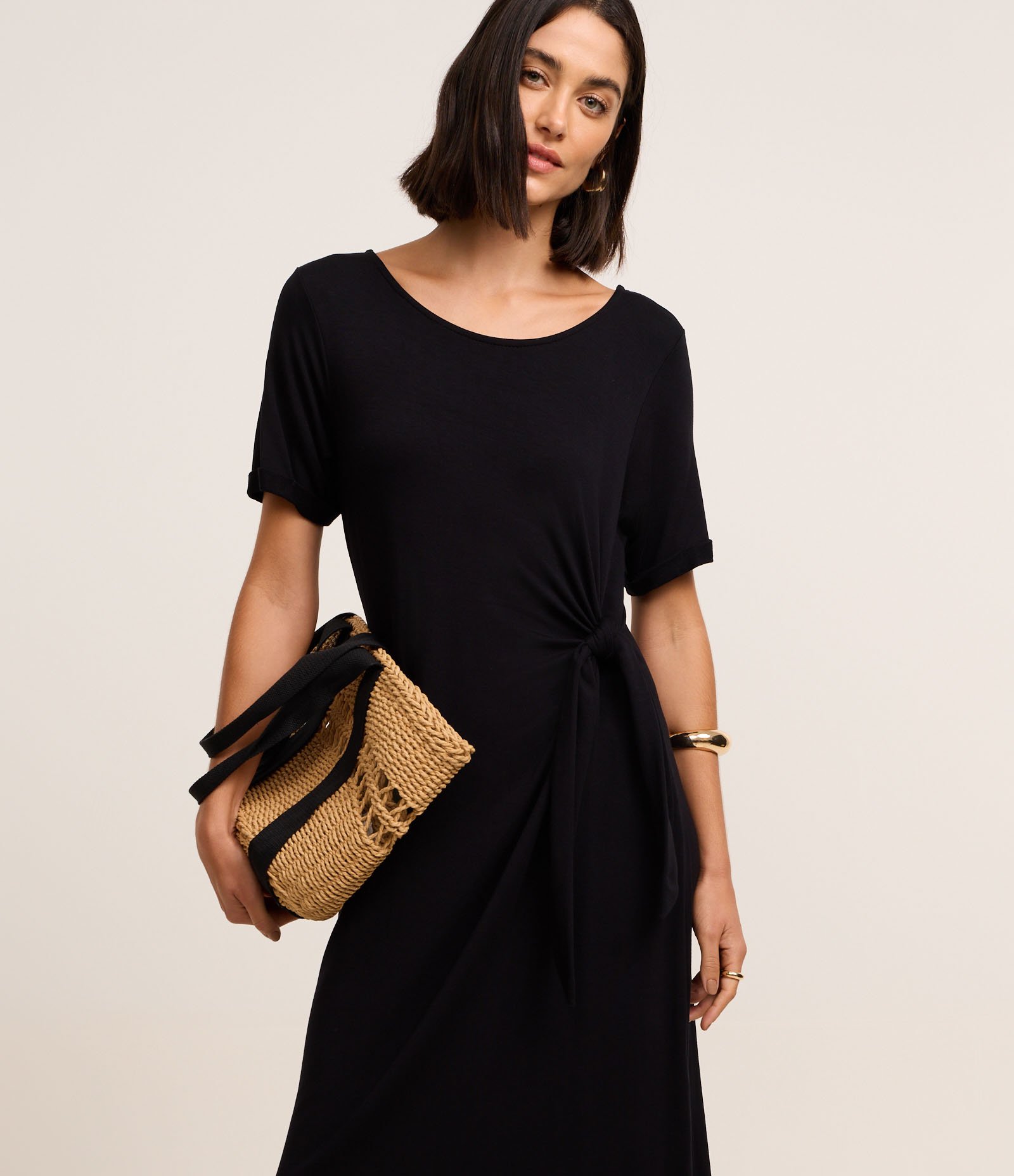 Vestido em Viscose Manga Curta com Decote Careca E Amarração na Lateral Preto 2