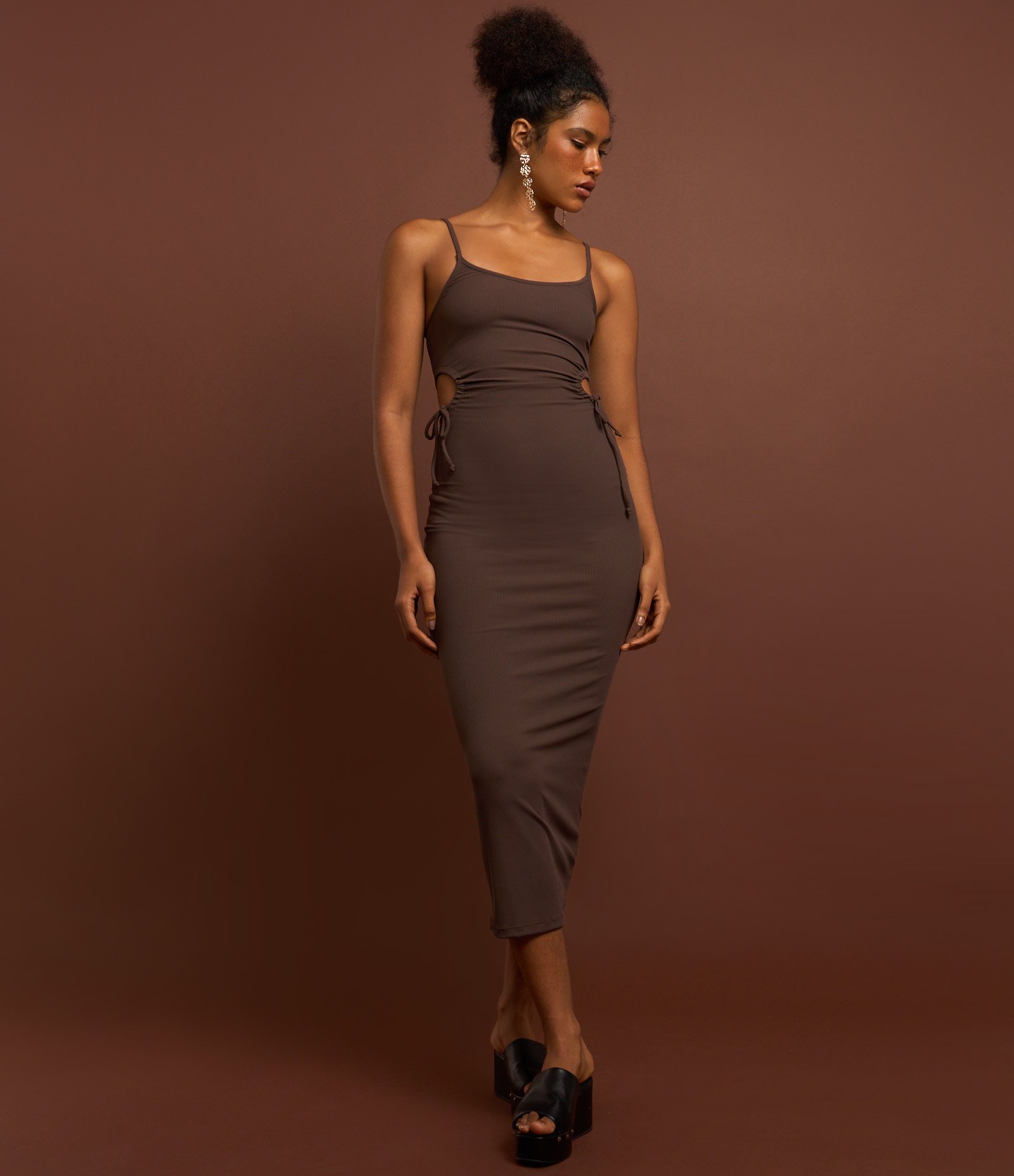Vestido New Midi com Abertura e Amarração nas Laterais Marrom 3