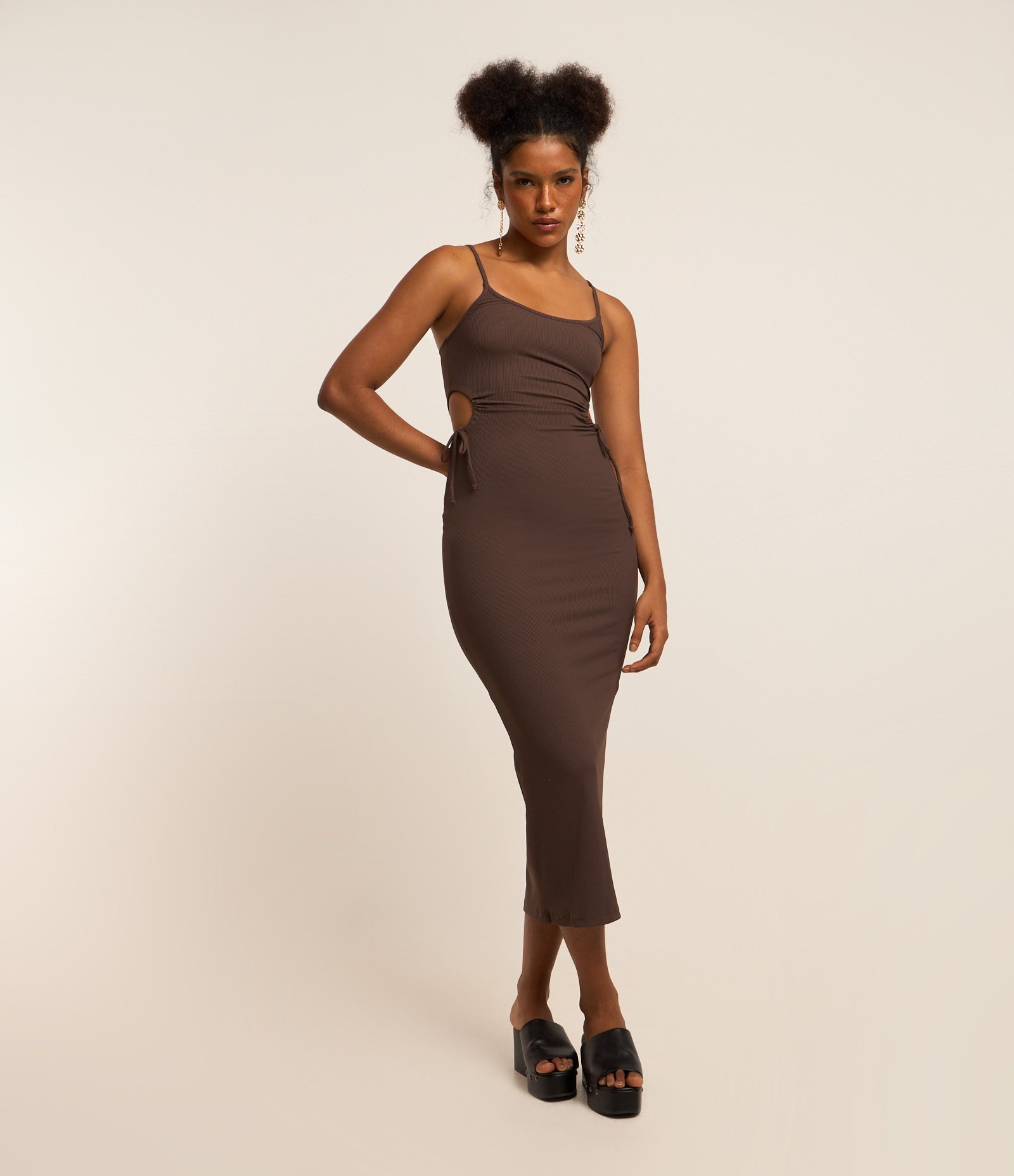 Vestido New Midi com Abertura e Amarração nas Laterais Marrom 1