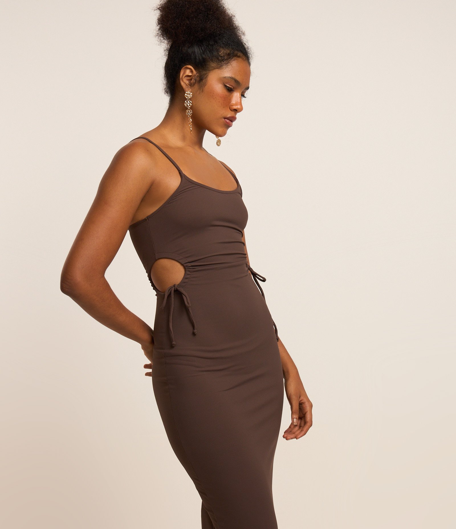 Vestido New Midi com Abertura e Amarração nas Laterais Marrom 2