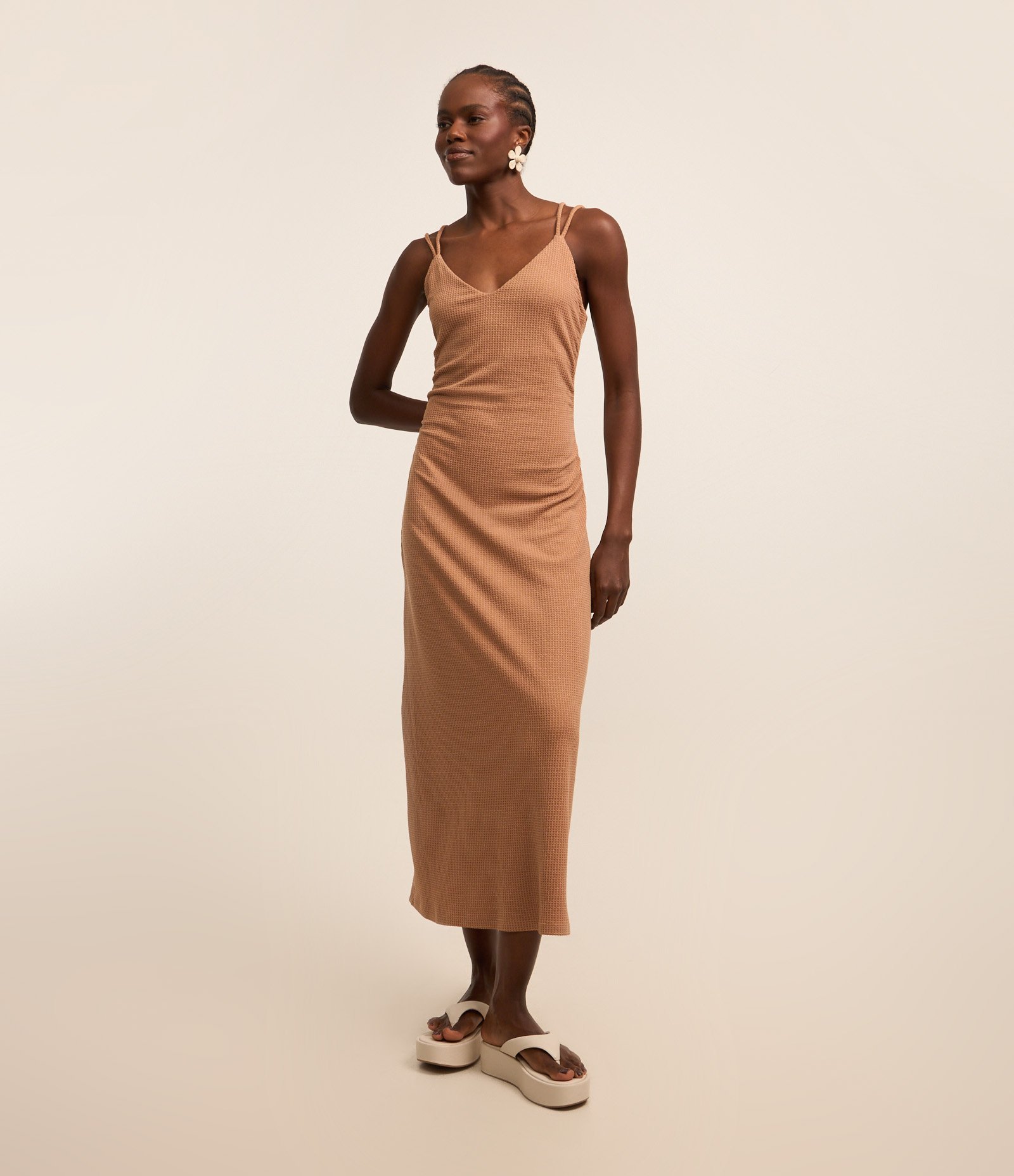 Vestido New Midi com Decote em V e Alça Dupla Marrom 1