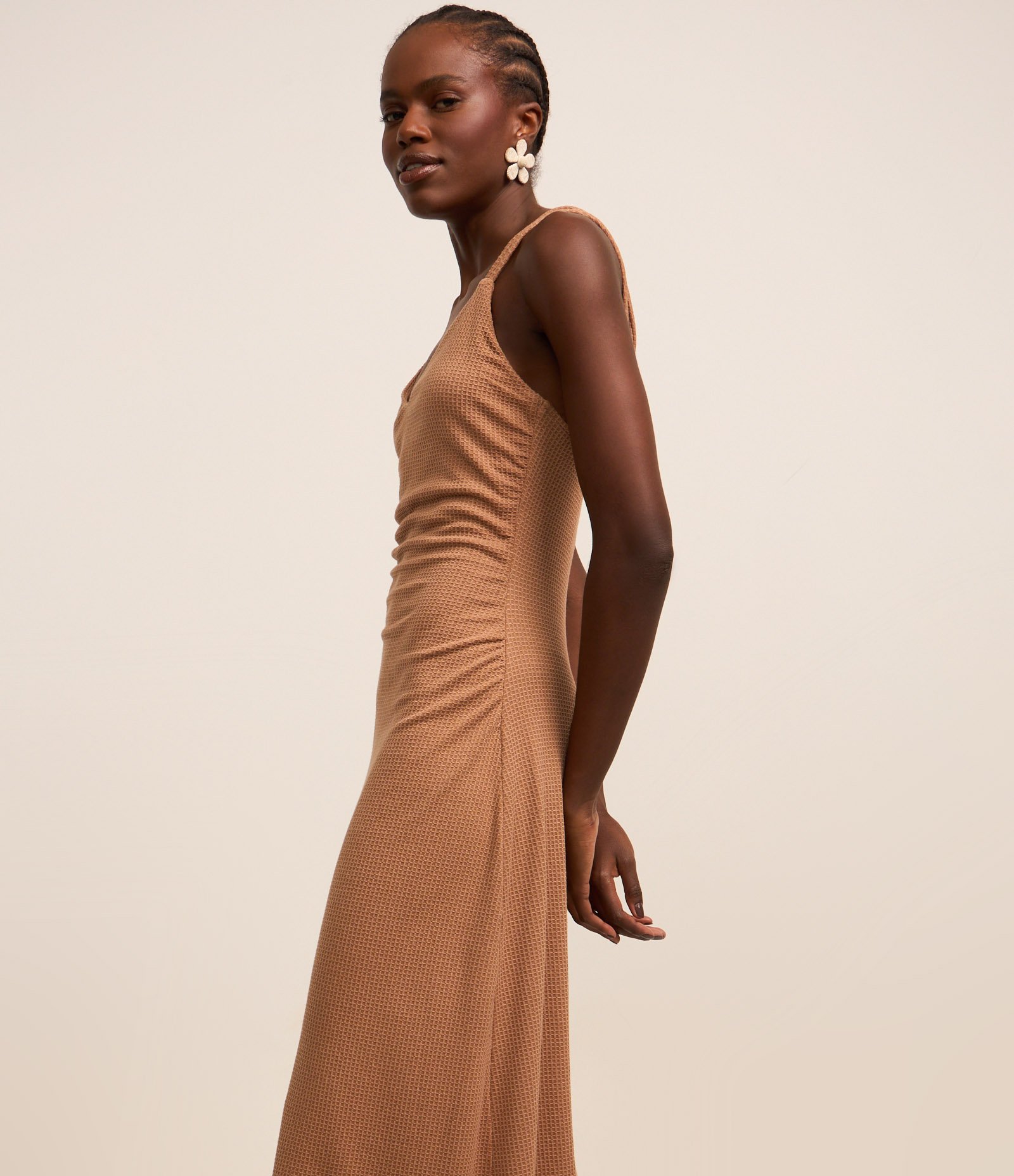 Vestido New Midi com Decote em V e Alça Dupla Marrom 2