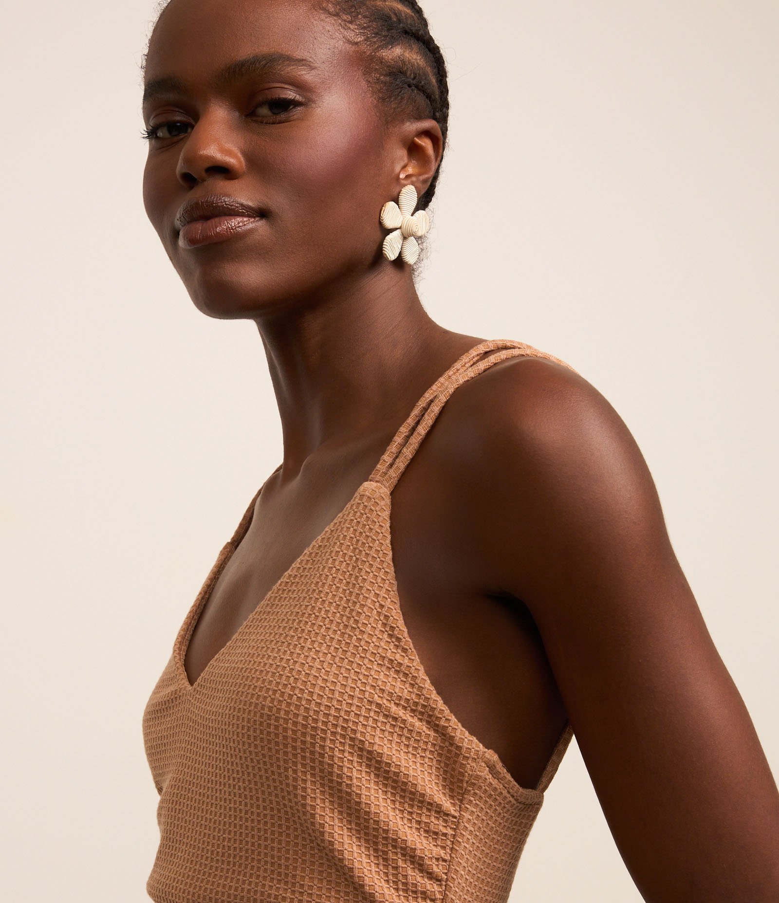 Vestido New Midi com Decote em V e Alça Dupla Marrom 3