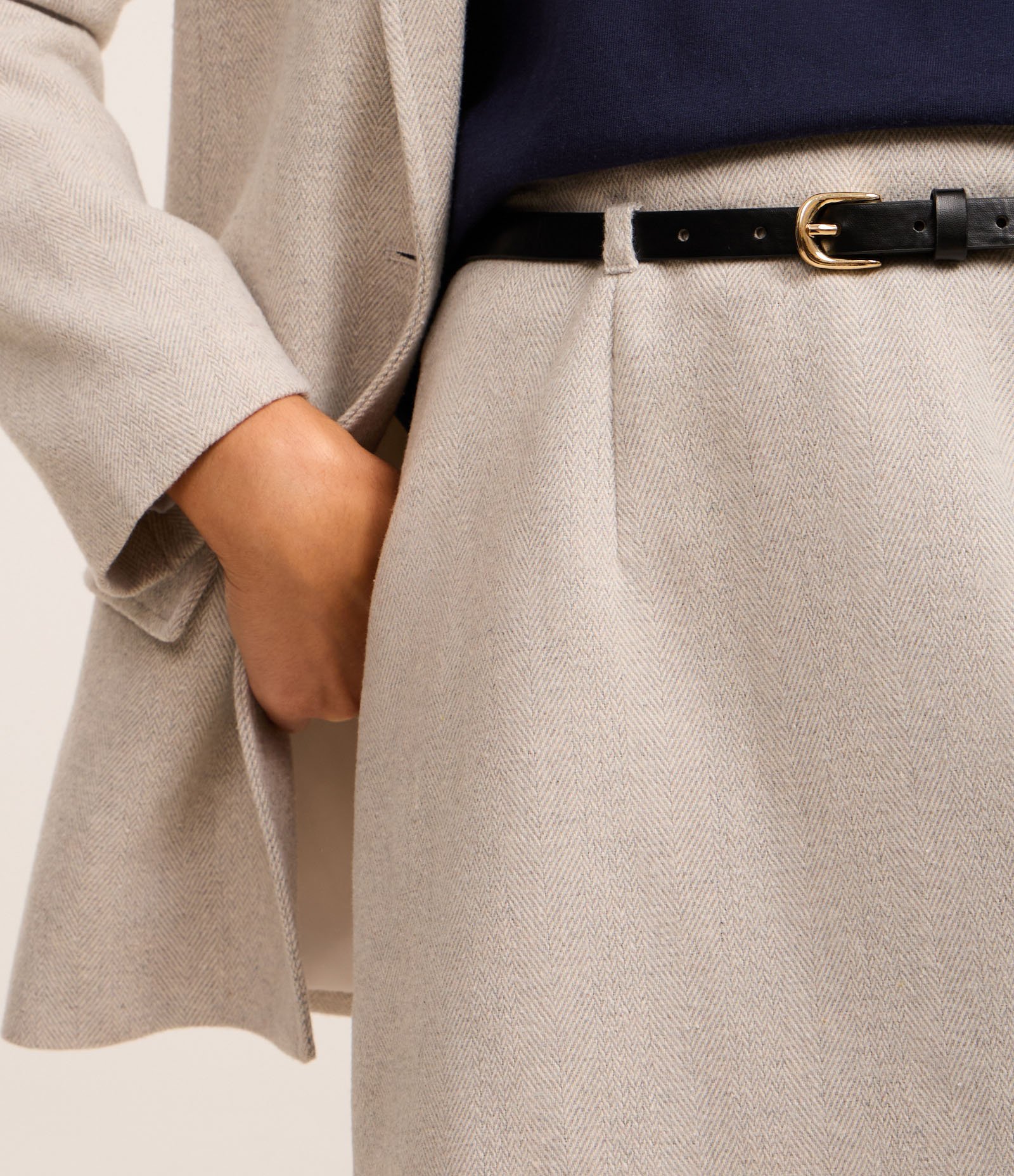 Short Saia Alfaiatada em Polivelour com Cinto Estreito de PU Cinza 4