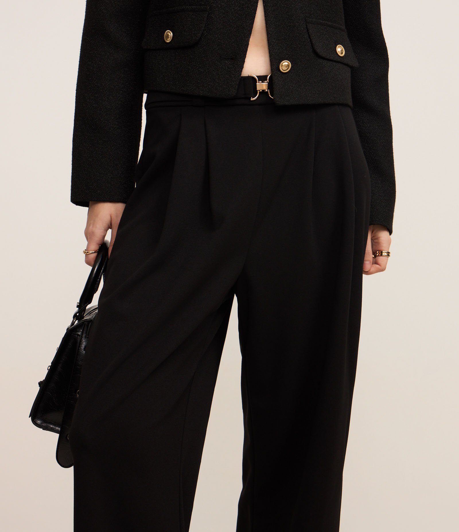 Calça Wide Leg Cintura Alta em Crepe com Cinto e Pregas Preto 4