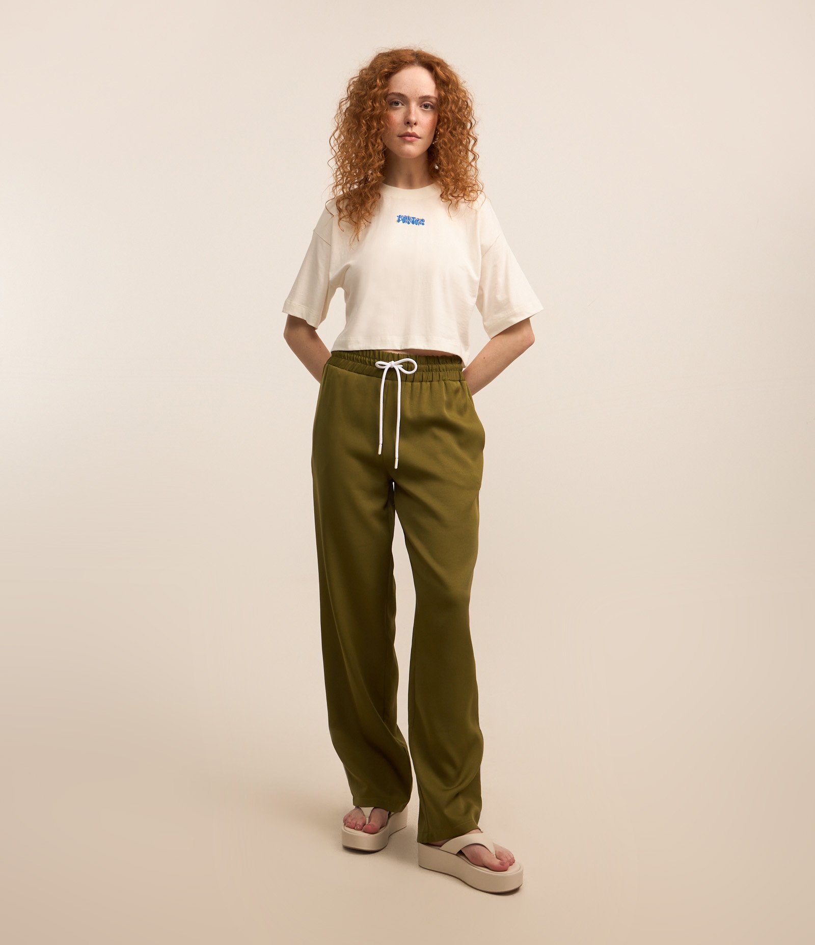 Calça em Alfaiataria com Friso Contrastante e Elástico na Cintura Verde 1