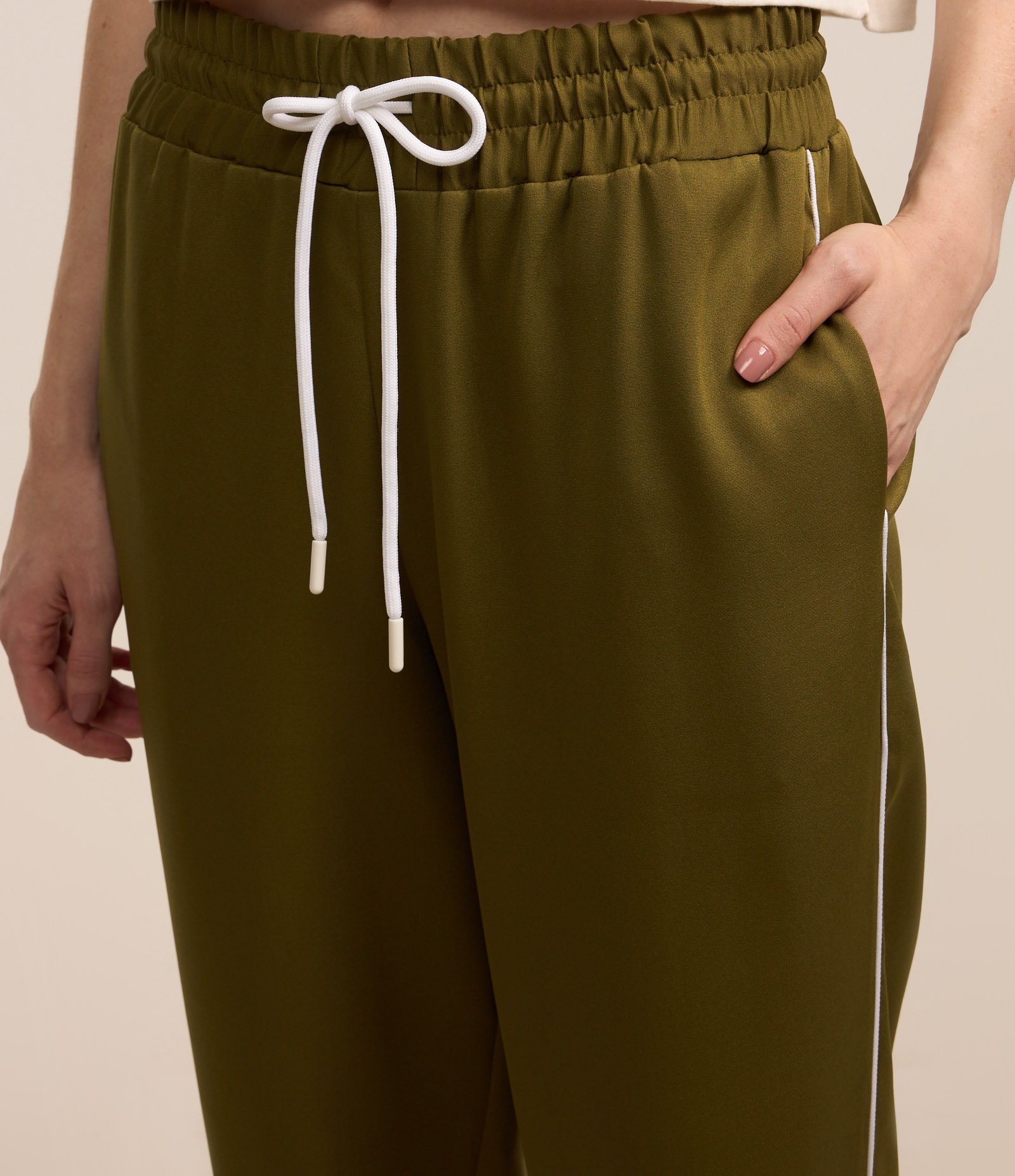 Calça em Alfaiataria com Friso Contrastante e Elástico na Cintura Verde 4