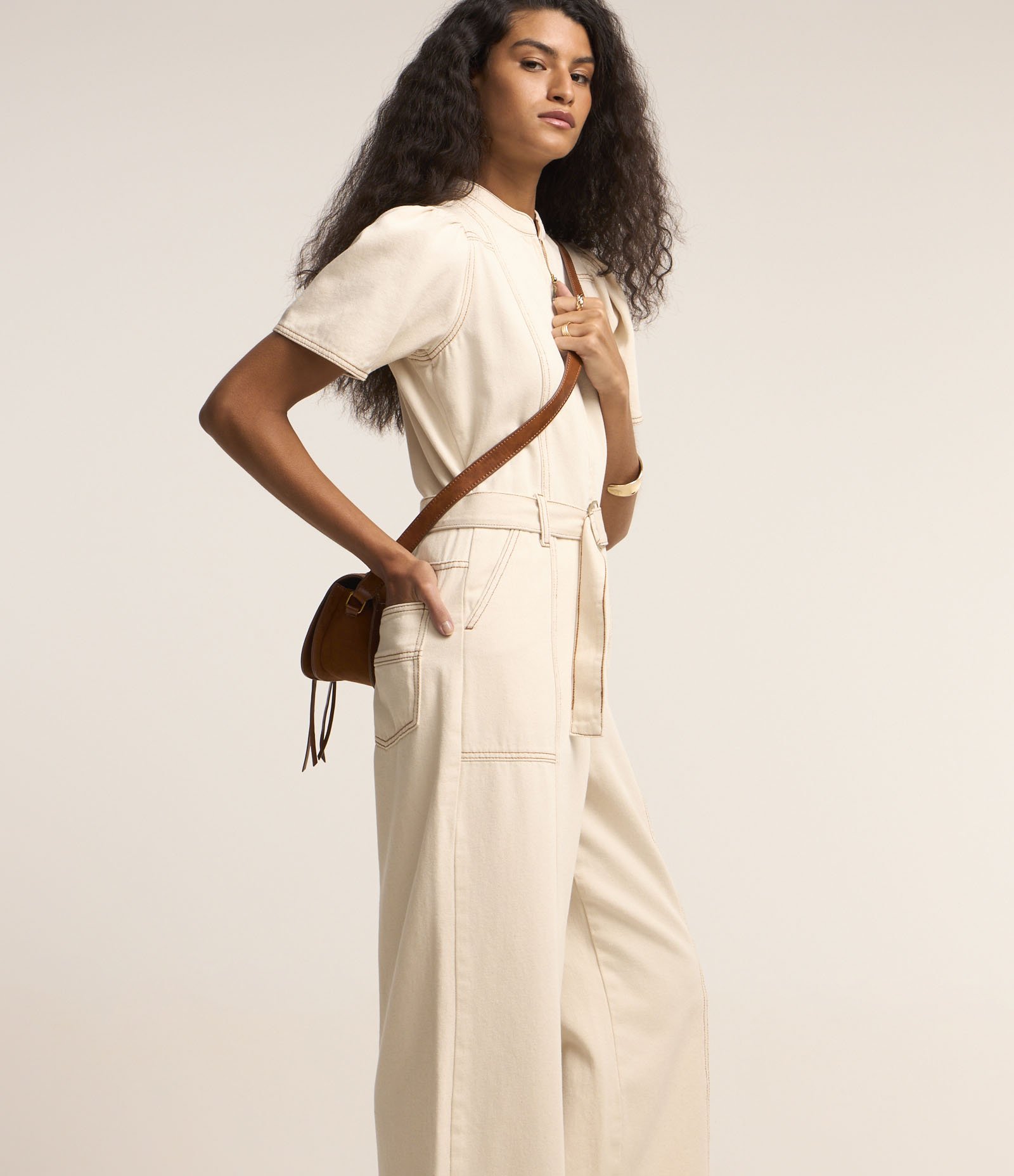 Macacão em Sarja com Cinto com Fivela e Manga Bufante Bege 3