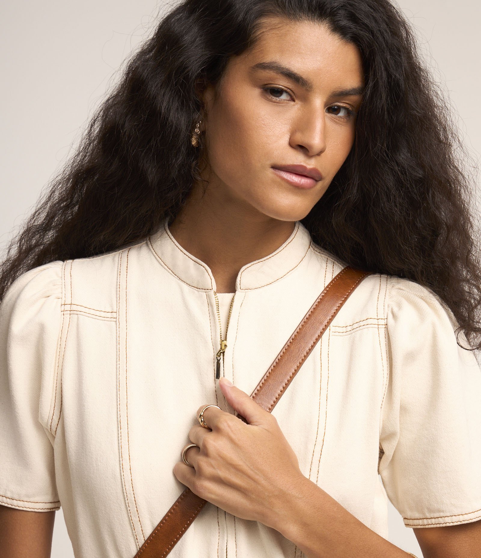 Macacão em Sarja com Cinto com Fivela e Manga Bufante Bege 5