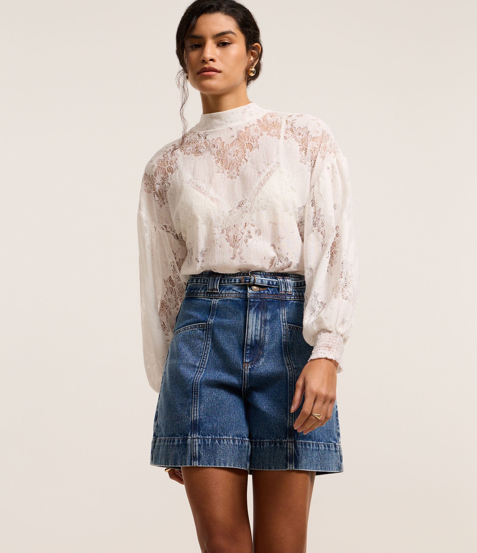 Short Regular Cintura Alta em Jeans com Cinto de Tecido Azul Escuro 2