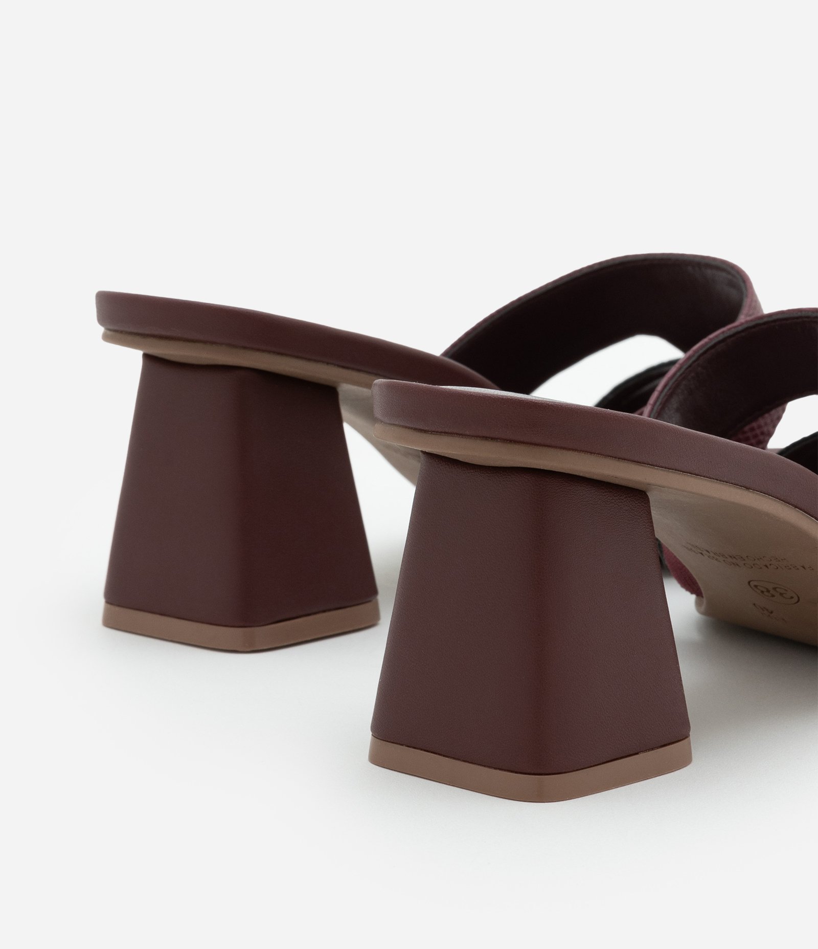 Sandália com Tiras em H e Salto Médio Vinho 3