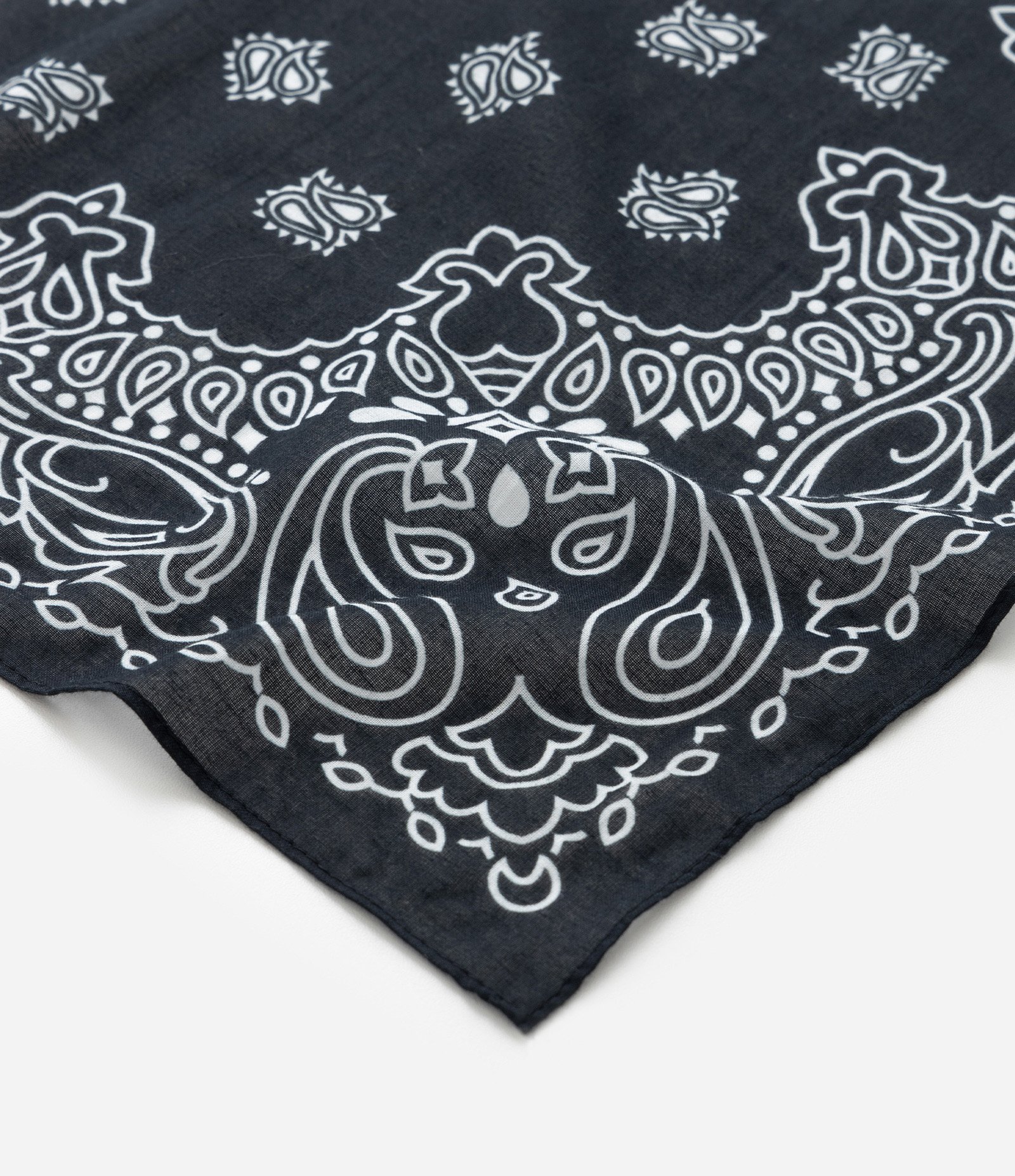Lenço Bandana em Flanela com Estampa Paisley Preto 2