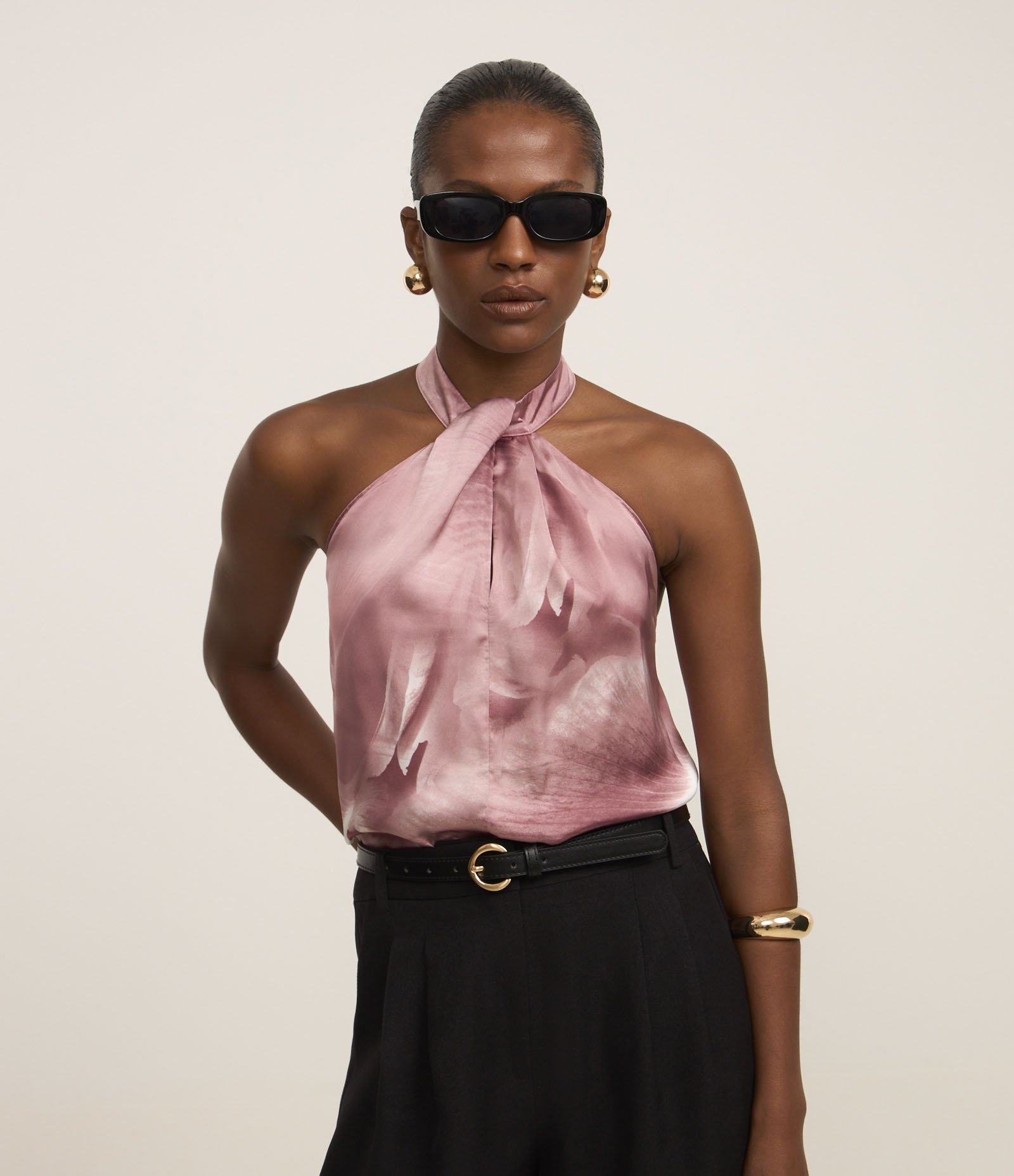 Blusa Acetinada com Gola Halter e Estampa Pétalas Borradas Rosa 1