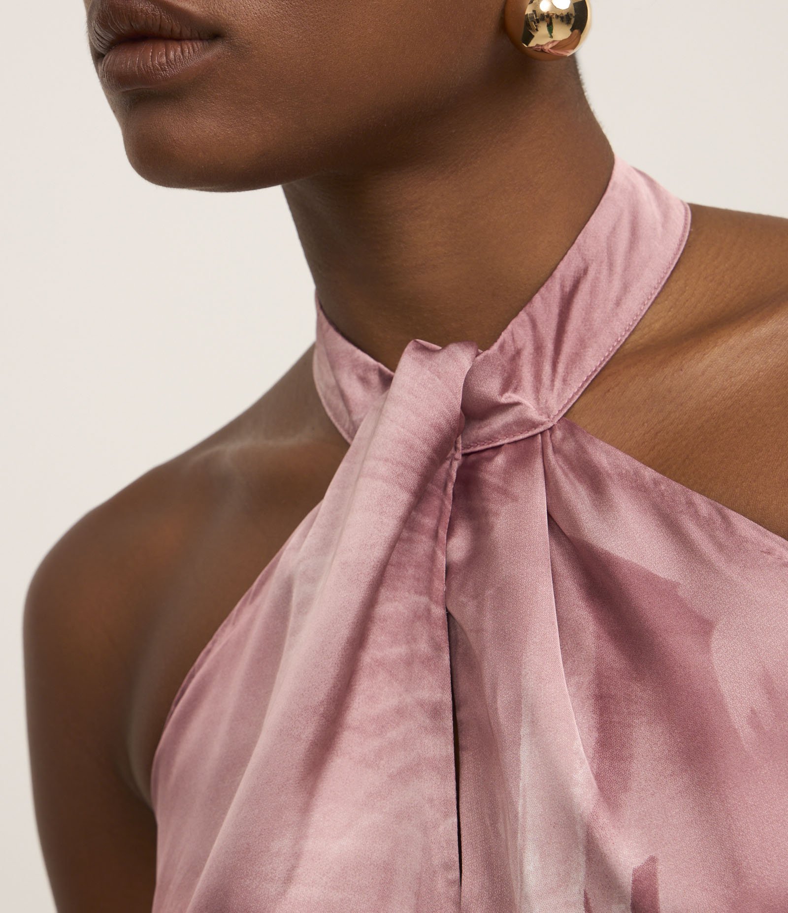 Blusa Acetinada com Gola Halter e Estampa Pétalas Borradas Rosa 4