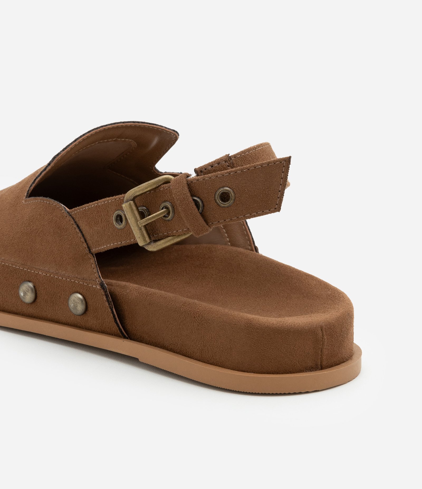 Sapato Clog com Rebites ao Redor Marrom Caramelo 3