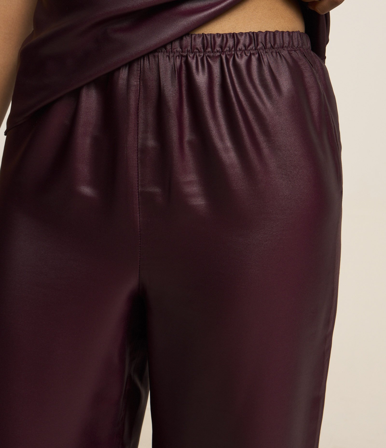 Calça Fuida em Cetim com Elástico no Cós Vinho 4