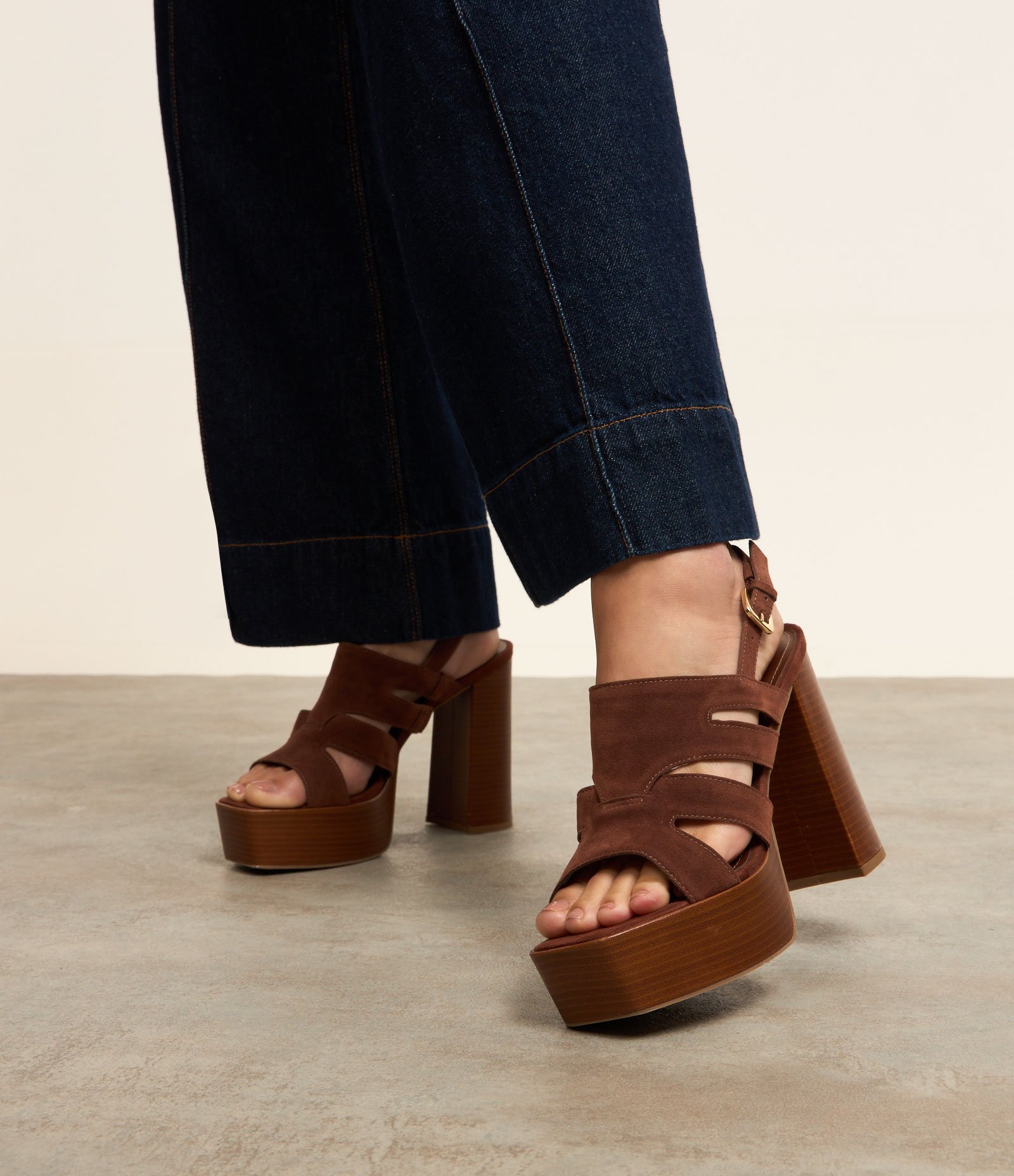 Sandália Meia Pata com Cabedal Fechado e Detalhes Vazados na Lateral Marrom 6