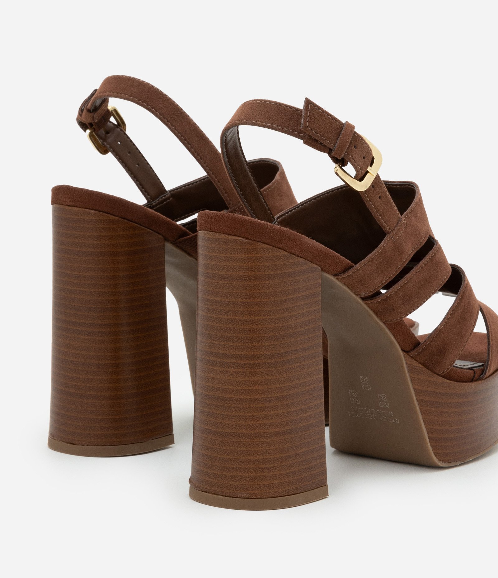 Sandália Meia Pata com Cabedal Fechado e Detalhes Vazados na Lateral Marrom 3