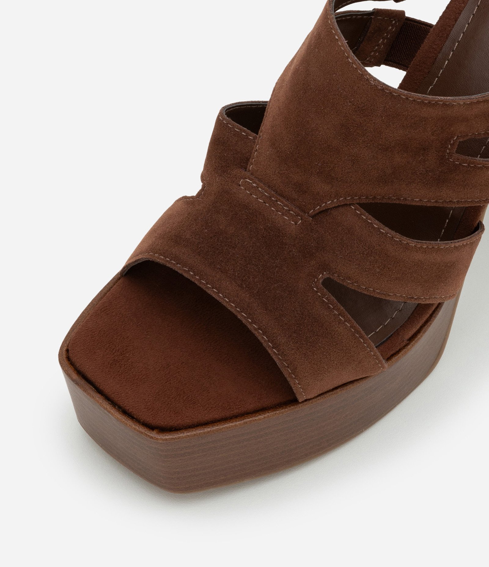 Sandália Meia Pata com Cabedal Fechado e Detalhes Vazados na Lateral Marrom 4