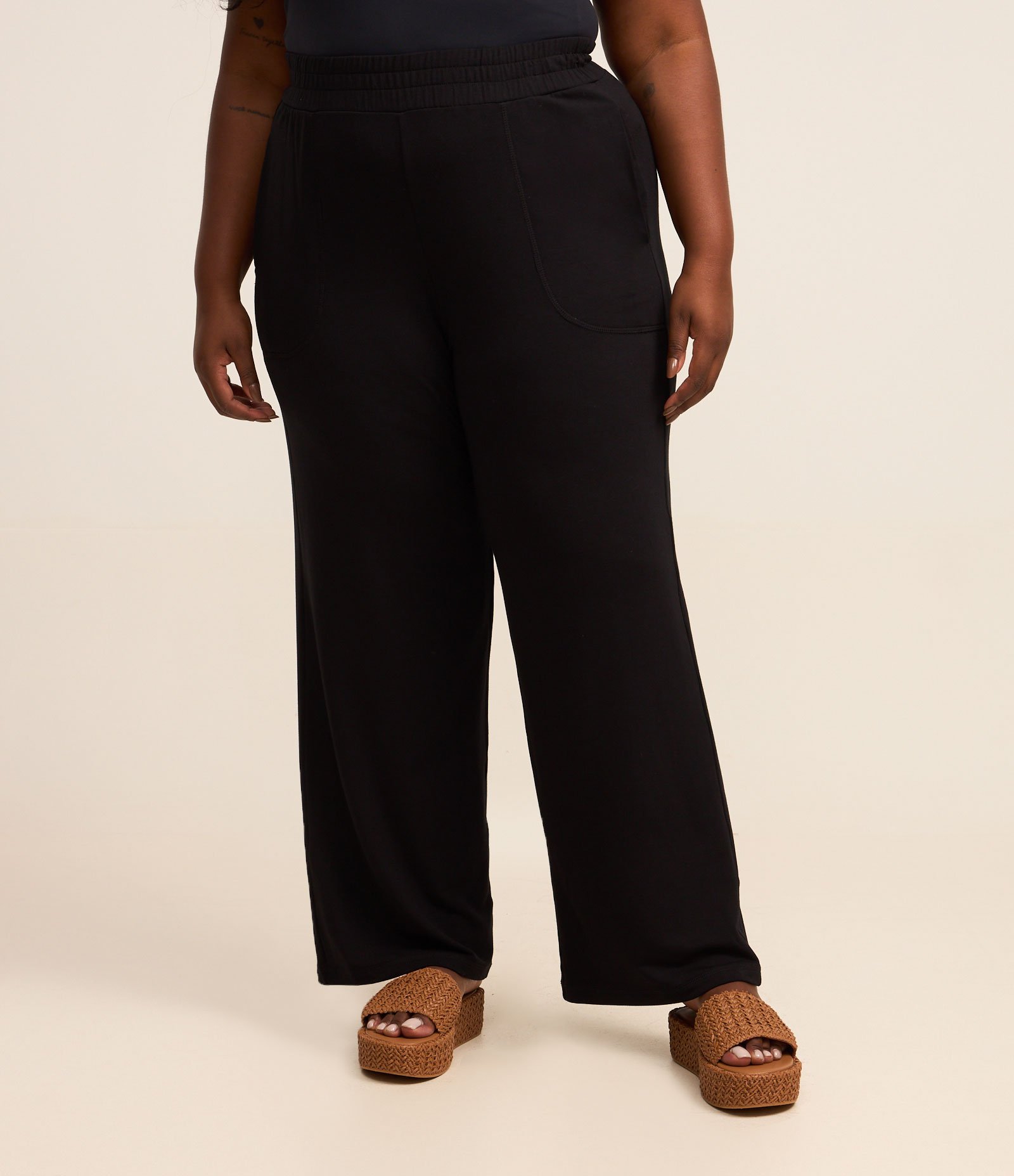 Calça Wide Leg com Bolso Invisível Curve & Plus Size Preto 1