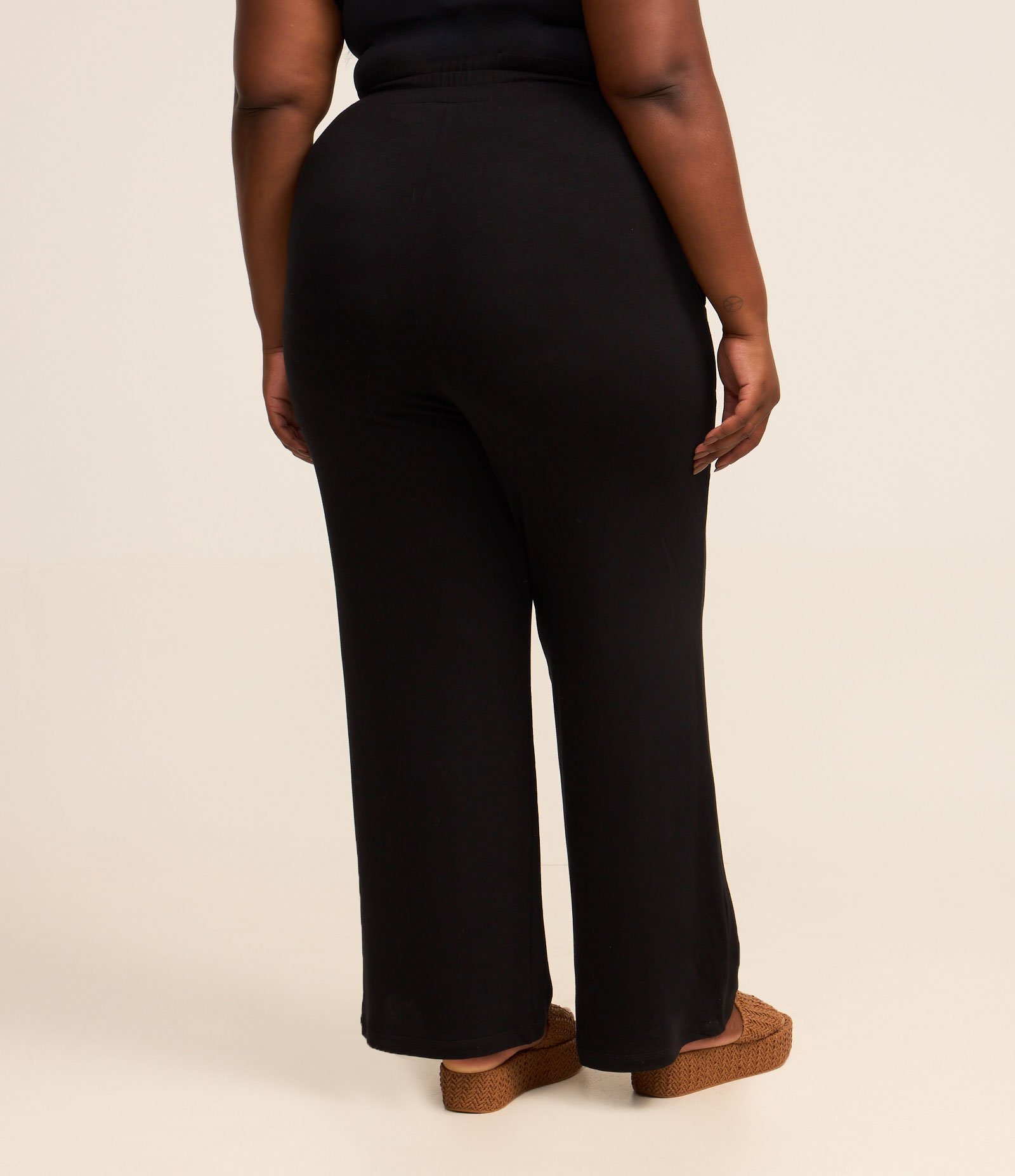 Calça Wide Leg com Bolso Invisível Curve & Plus Size Preto 2
