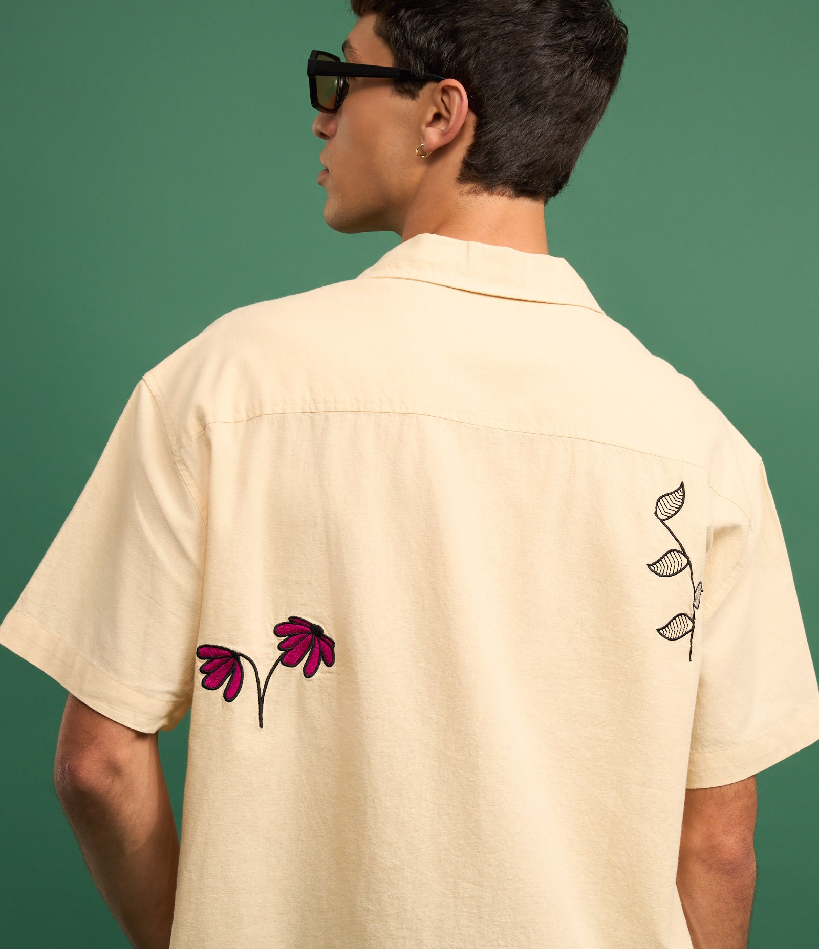 Camisa Boxy em Tricoline Estampa em Bordados Coloridos Bege 8