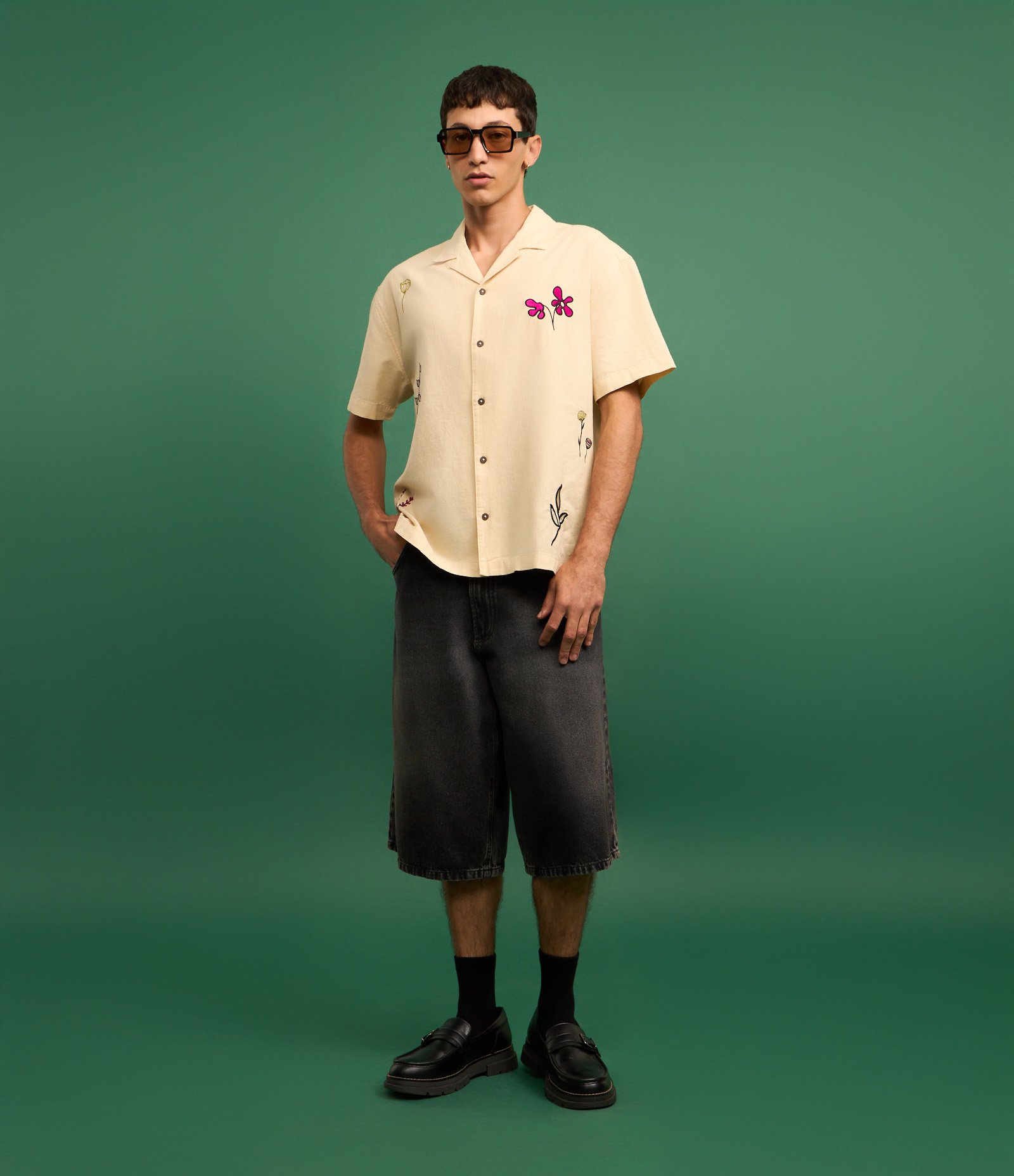 Camisa Boxy em Tricoline Estampa em Bordados Coloridos Bege 2