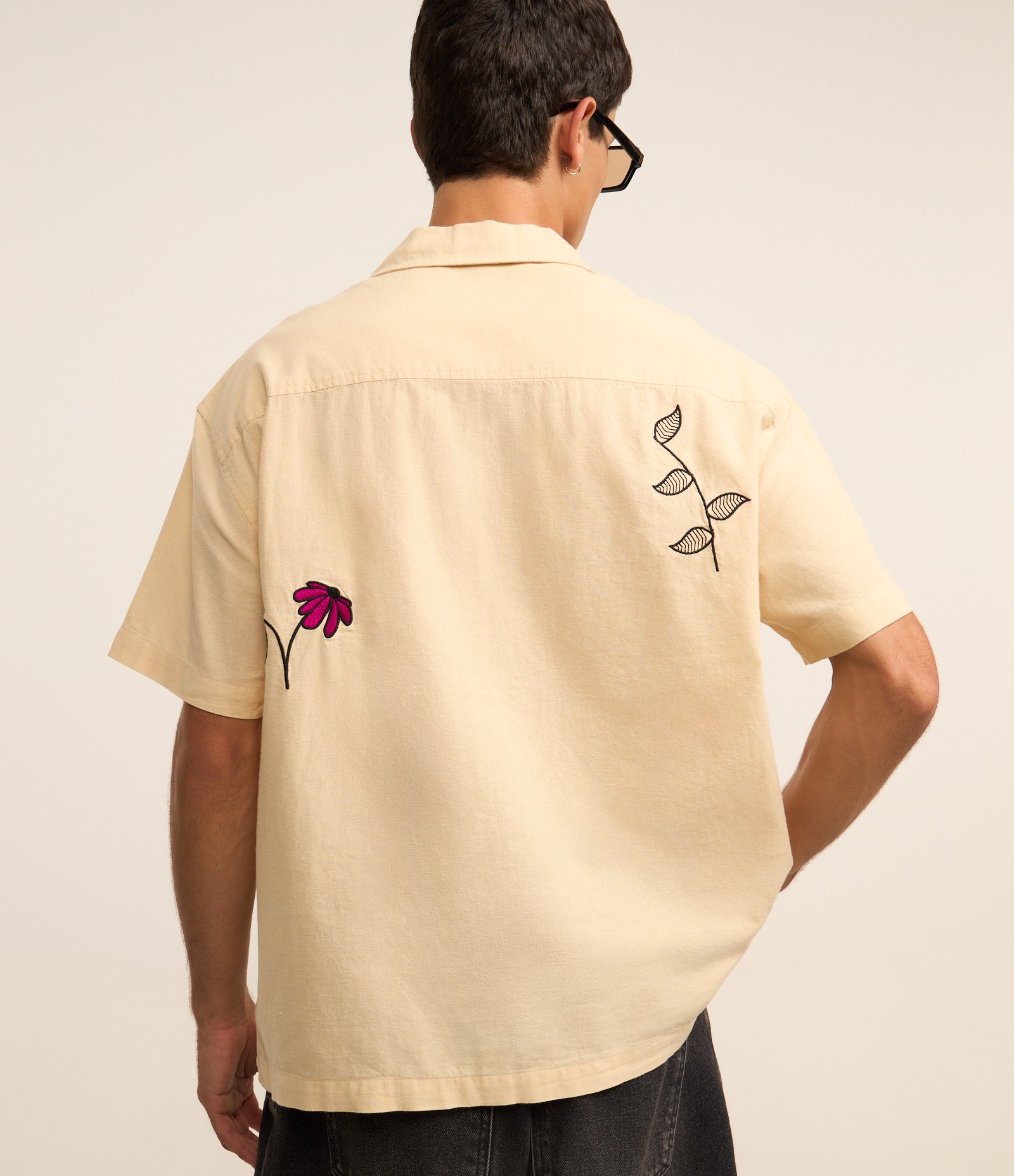 Camisa Boxy em Tricoline Estampa em Bordados Coloridos Bege 3